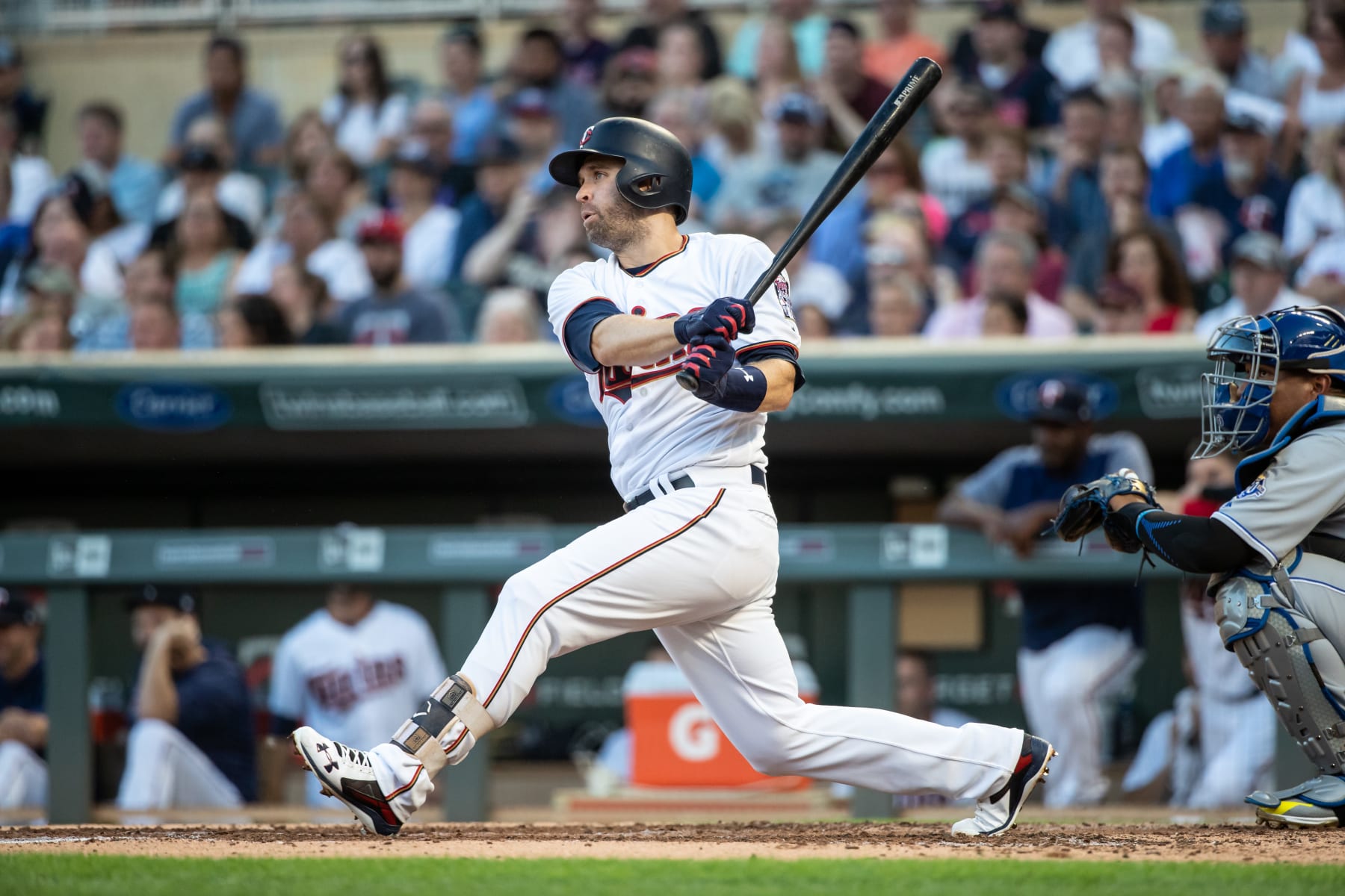 Minnesota Twins 2B Brian Dozier leaves game vs. Texas Rangers with