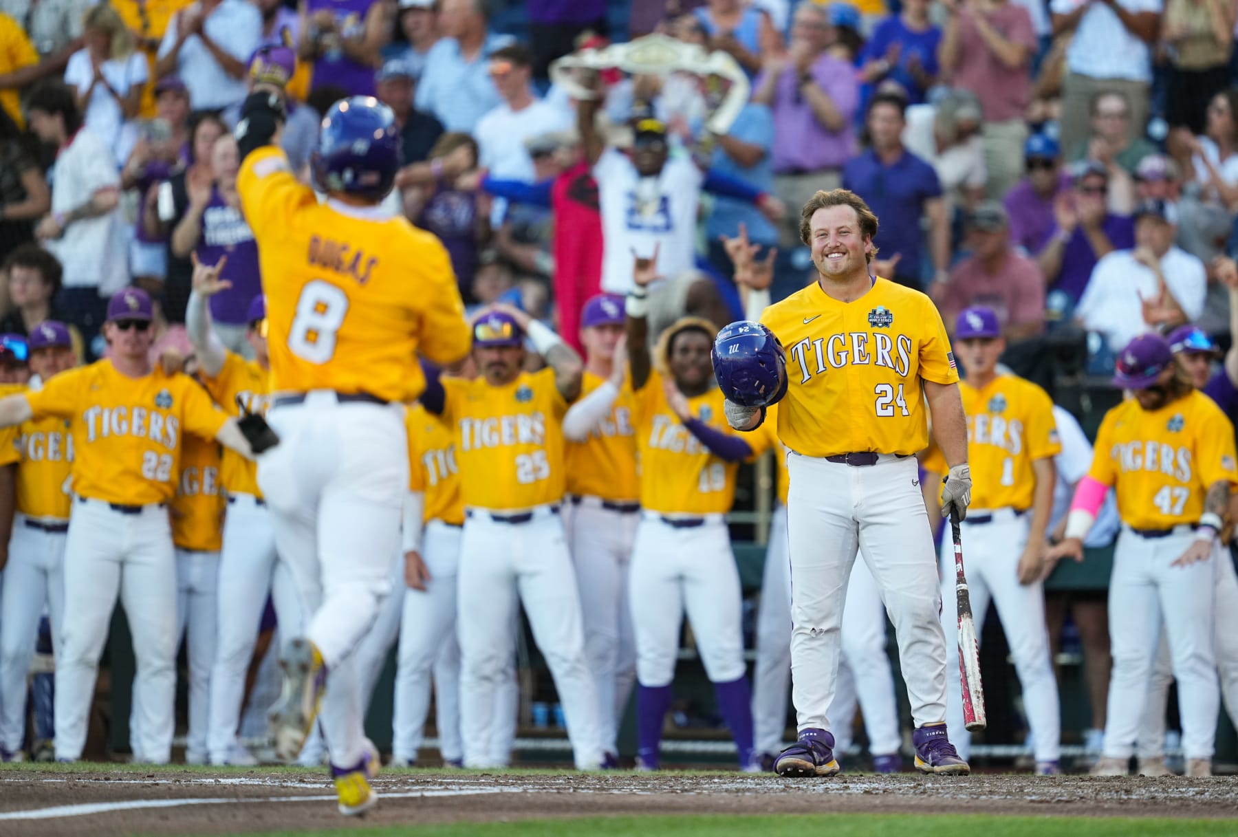 LSU wins 1st College World Series title since 2009, beating Florida 18-4  one day after 20-run loss