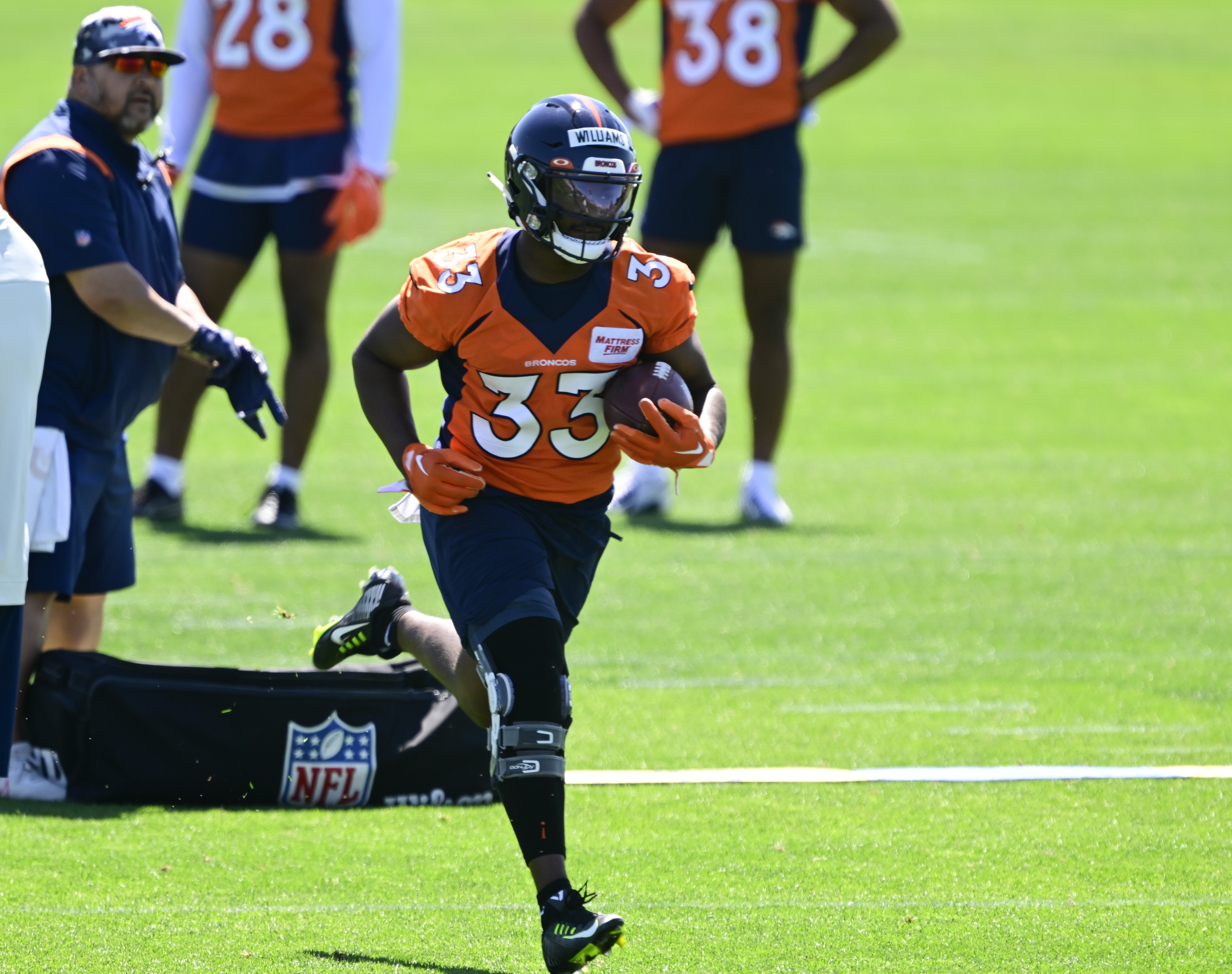 Broncos RB Javonte Williams suffers torn ACL, will miss rest of season.  (via @tompelissero) 