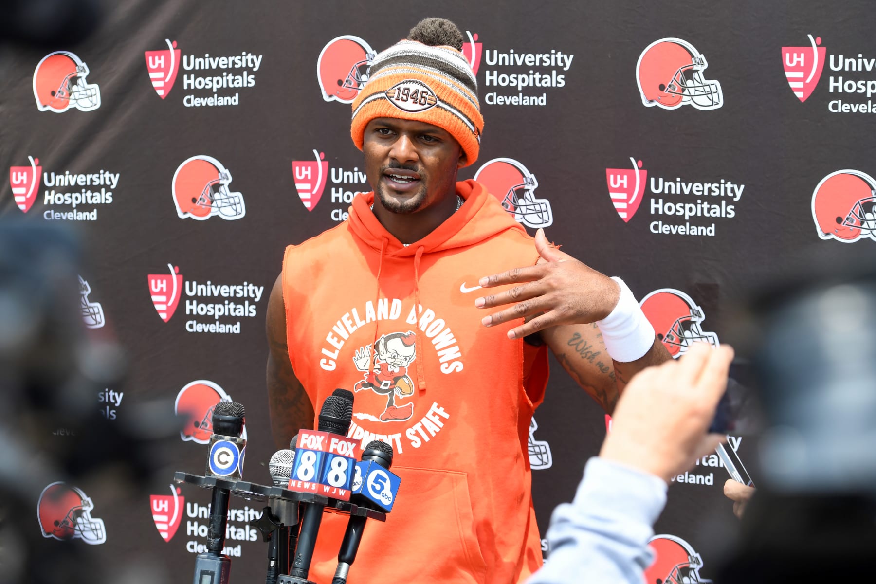 Browns QB Deshaun Watson dealing with sore throwing shoulder, but expected  to play against Ravens -  5 Eyewitness News