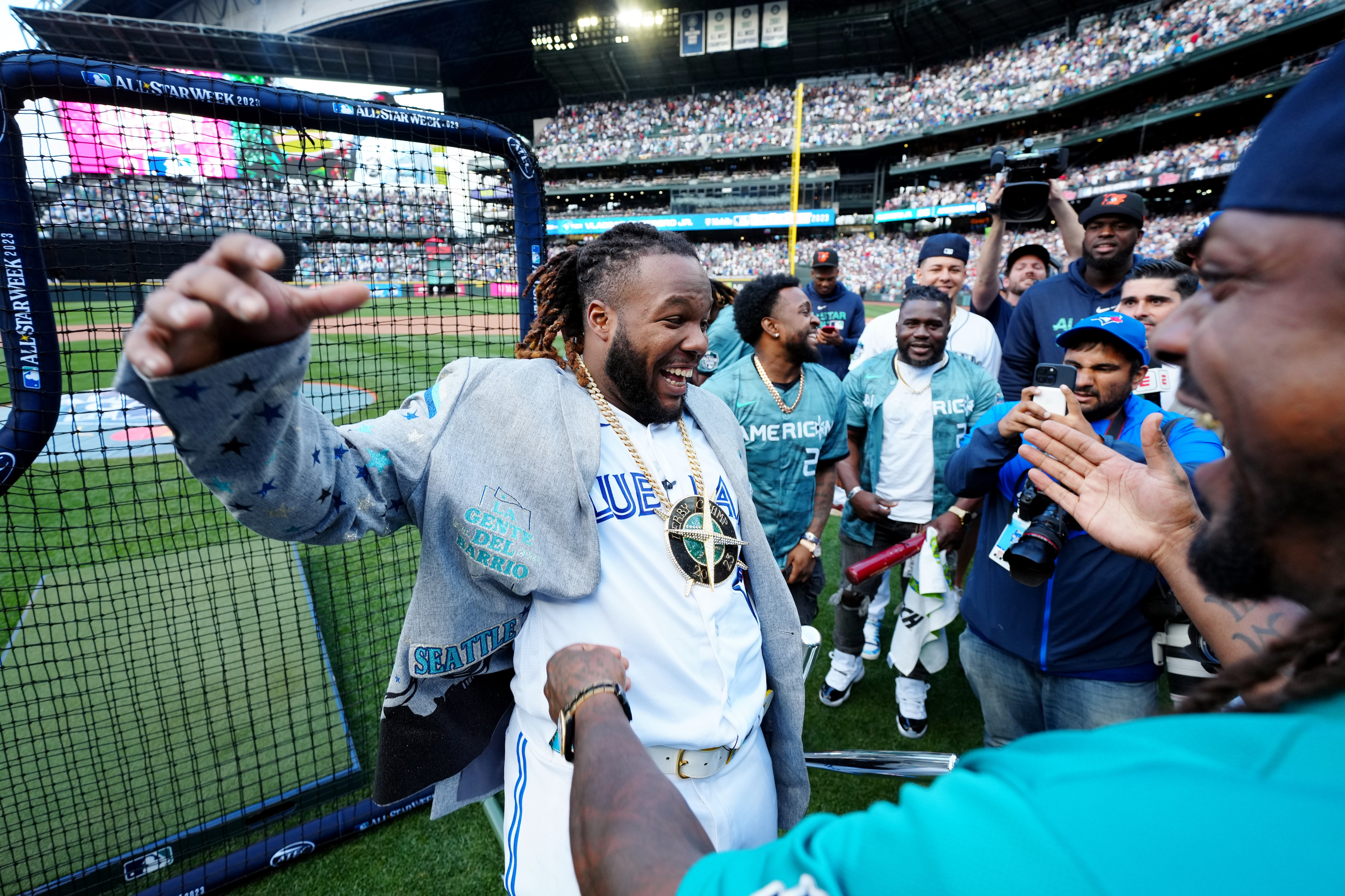 Mariners and Seahawks icons unite at Home Run Derby - Field Gulls