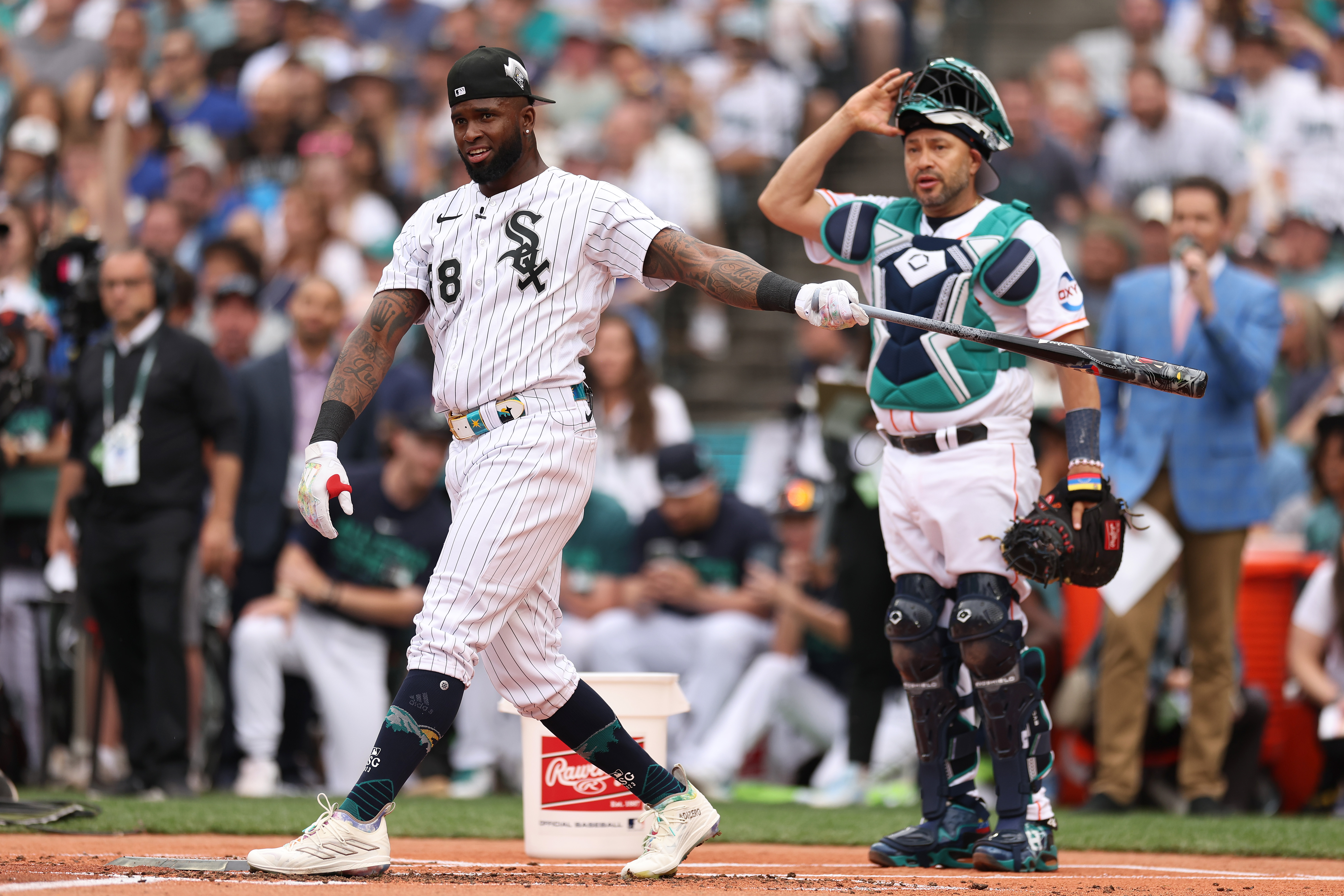 Luis Robert Jr. exits White Sox' victory with tightness in right hip -  Chicago Sun-Times