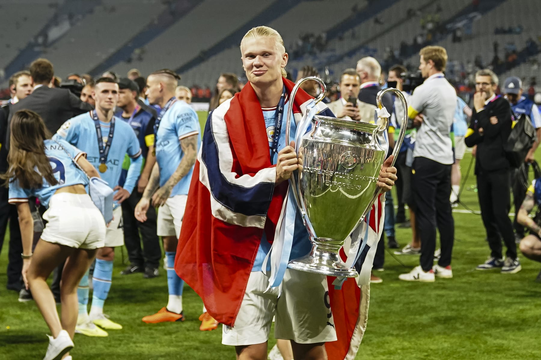 ISTANBUL, TURKEY - JUNE 10: Erling Haaland of Manchester City celebrates the UEFA Champions league title with his trophy after winning FC Internazionale during the UEFA Champions League 2022/23 final match between FC Internazionale and Manchester City FC at Ataturk Olympic Stadium on June 10, 2023 in Istanbul, Turkey. (Photo by Daniela Porcelli/Eurasia Sport Images/Getty Images)