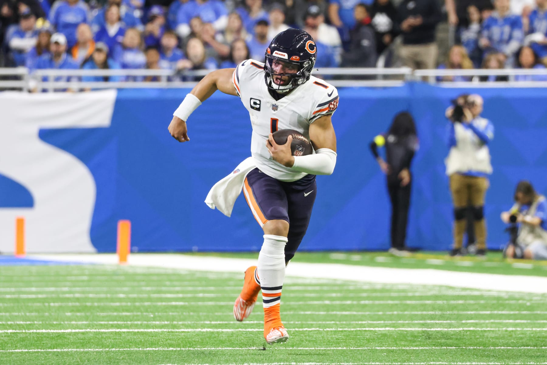 DETROIT, MI - JANUARY 01: Chicago Bears quarterback Justin Fields (1) runs with the ball during the first quarter of an NFL football game between the Chicago Bears and the Detroit Lions on January 1, 2023 at Ford Field in Detroit, Michigan. (Photo by Scott W. Grau/Icon Sportswire via Getty Images) DETROIT, MI - JANUARY 01: Chicago Bears quarterback Justin Fields (1) runs with the ball during the first quarter of an NFL football game between the Chicago Bears and the Detroit Lions on January 1, 2023 at Ford Field in Detroit, Michigan. (Photo by Scott W. Grau/Icon Sportswire via Getty Images)