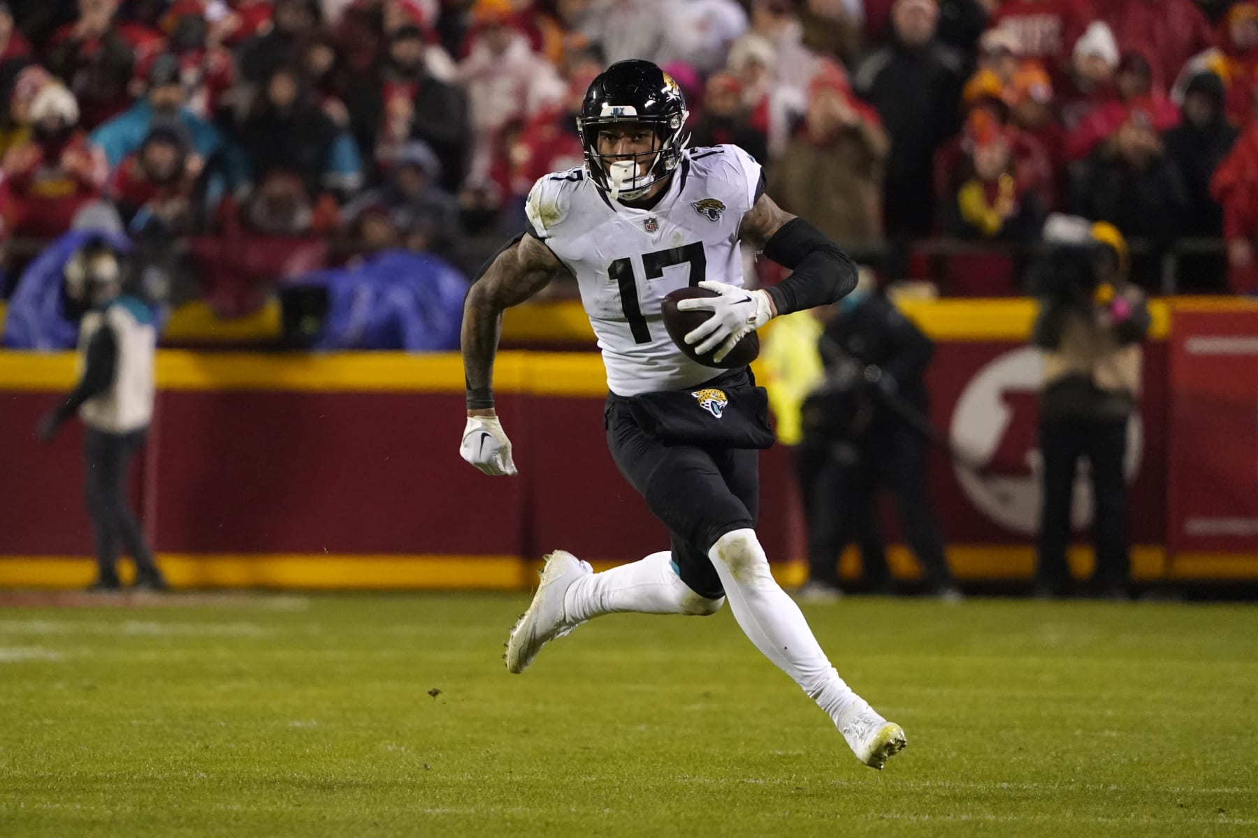 Jaguars' Evan Engram Expected at Training Camp Amidst Contract