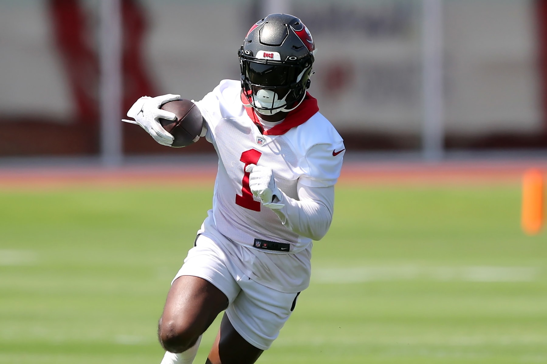 TAMPA, FL - JUN 06: Tampa Bay Buccaneers Runningback Rachaad White (1) goes thru a drill during the Tampa Bay Buccaneers OTA Offseason Workouts on June 06, 2023 at the AdventHealth Training Center at One Buccaneer Place in Tampa, Florida. (Photo by Cliff Welch/Icon Sportswire via Getty Images) TAMPA, FL - JUN 06: Tampa Bay Buccaneers Runningback Rachaad White (1) goes thru a drill during the Tampa Bay Buccaneers OTA Offseason Workouts on June 06, 2023 at the AdventHealth Training Center at One Buccaneer Place in Tampa, Florida. (Photo by Cliff Welch/Icon Sportswire via Getty Images)