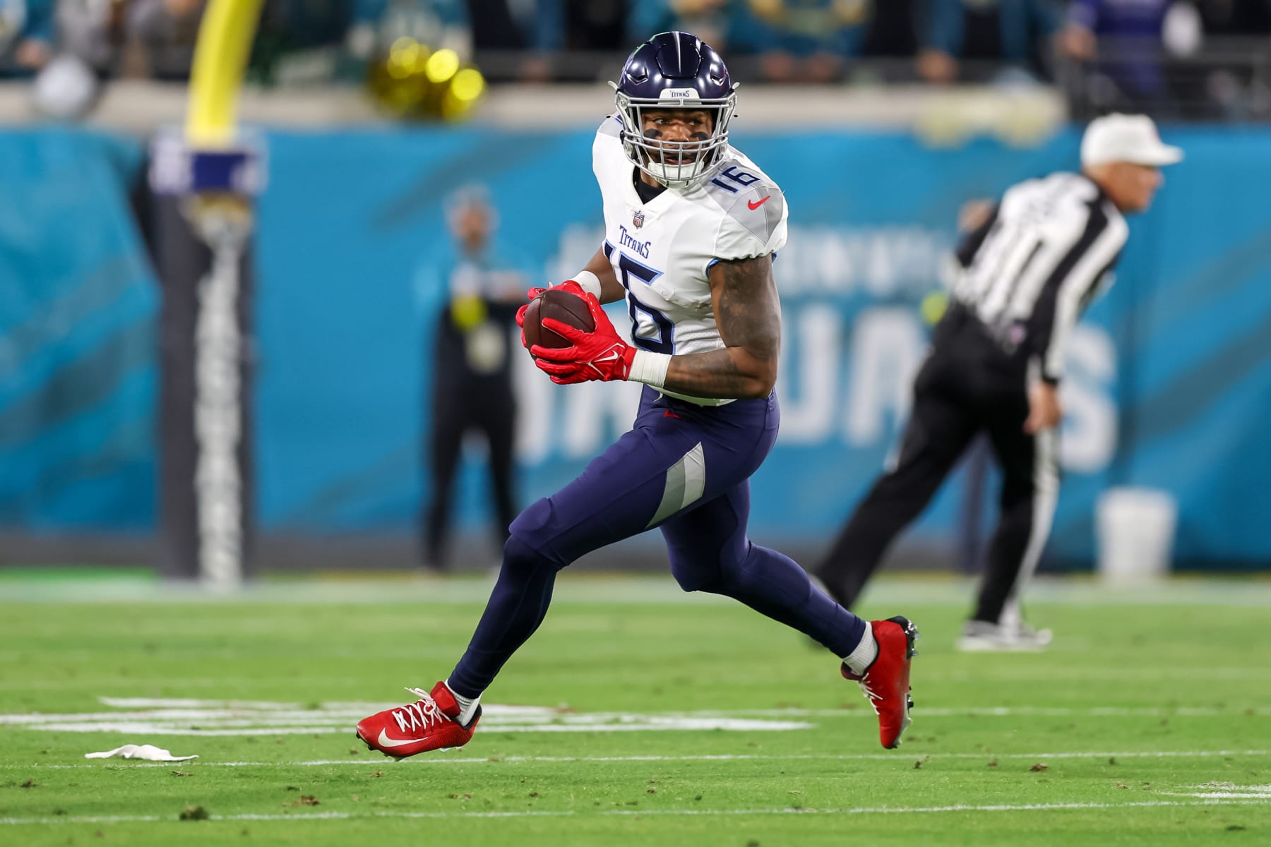 JACKSONVILLE, FLORIDA - JANUARY 8: Treylon Burks #16 of the Tennessee Titans catches a pass against the Jacksonville Jaguars at TIAA Bank Field on January 8, 2023 in Jacksonville, Florida. (Photo by Mike Carlson/Getty Images) JACKSONVILLE, FLORIDA - JANUARY 8: Treylon Burks #16 of the Tennessee Titans catches a pass against the Jacksonville Jaguars at TIAA Bank Field on January 8, 2023 in Jacksonville, Florida. (Photo by Mike Carlson/Getty Images)