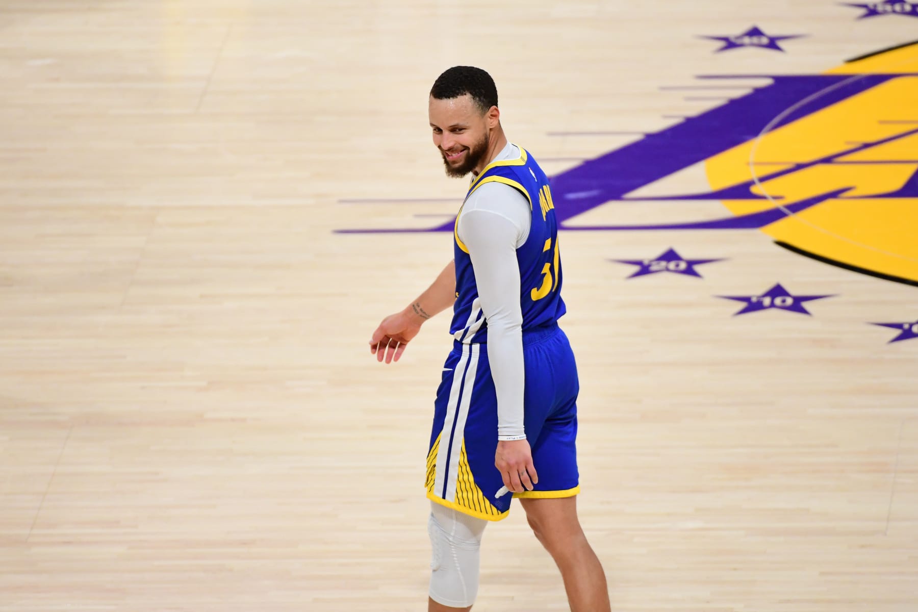 Golden State Warriors' Stephen Curry (30) warms up with knee pad