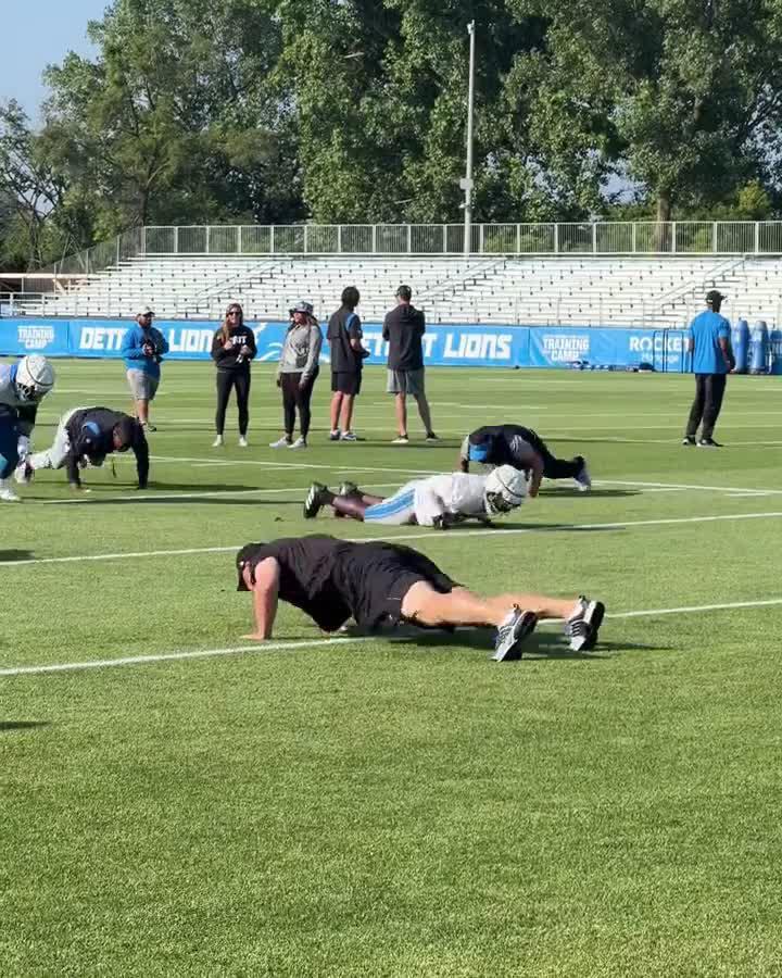 Aidan Hutchinson's smile, Jahmyr Gibbs selfie: See more photos from Lions  training camp 