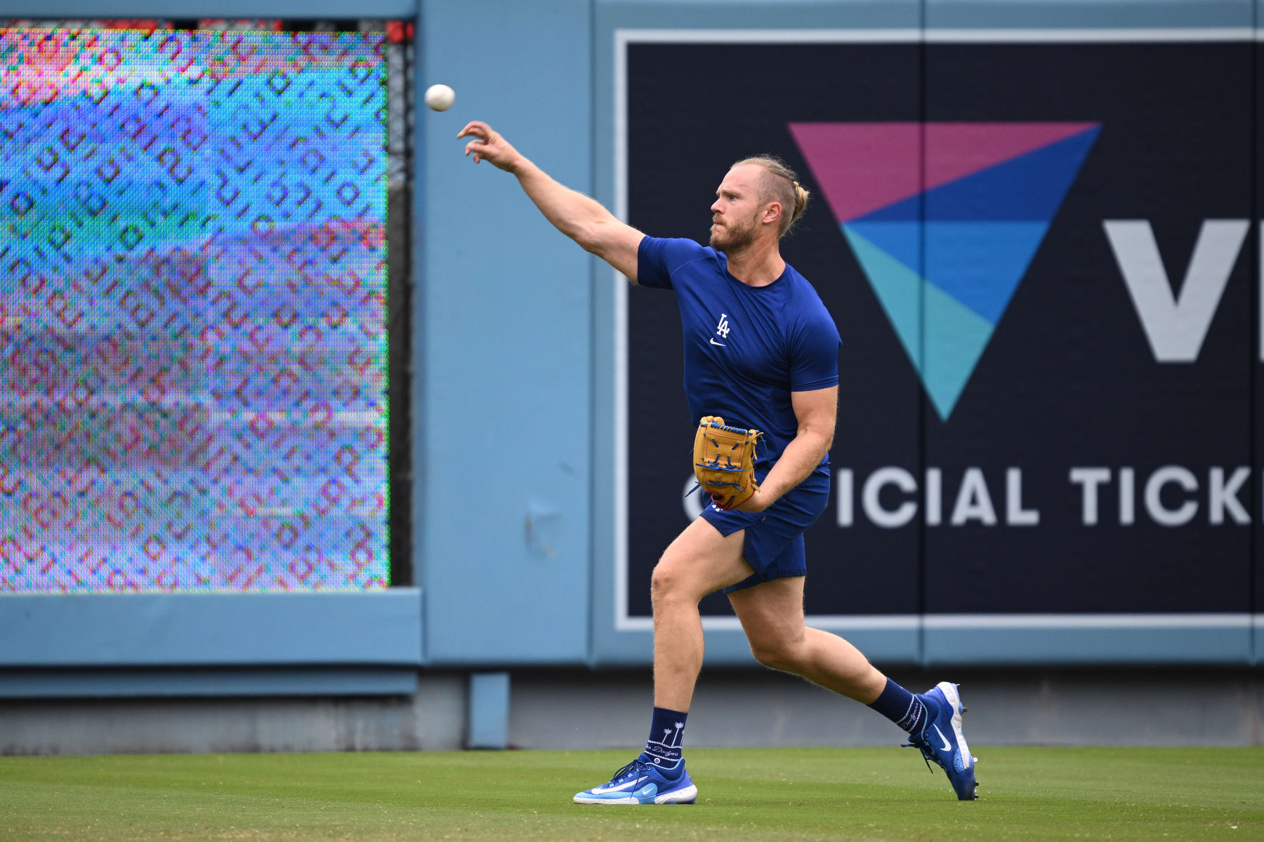 LOS ANGELES, CALIFORNIA - JUNE 18: Noah Syndergaard #43 of the Los Angeles Dodgers throws in the outfield before the game against the San Francisco Giants at Dodger Stadium on June 18, 2023 in Los Angeles, California. (Photo by Orlando Ramirez/Getty Images)