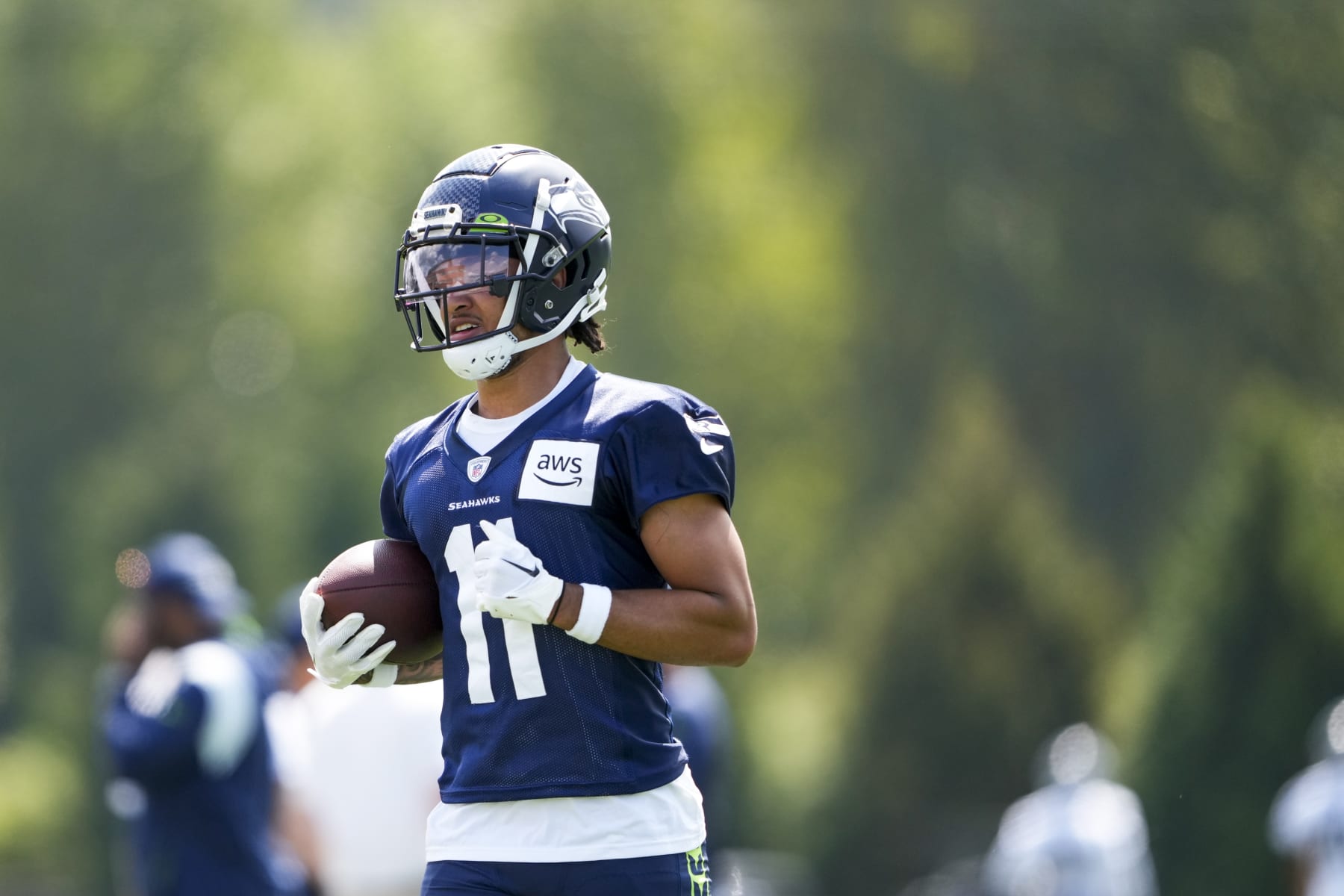 Watch: Seahawks' Smith displays leadership with rookie WR