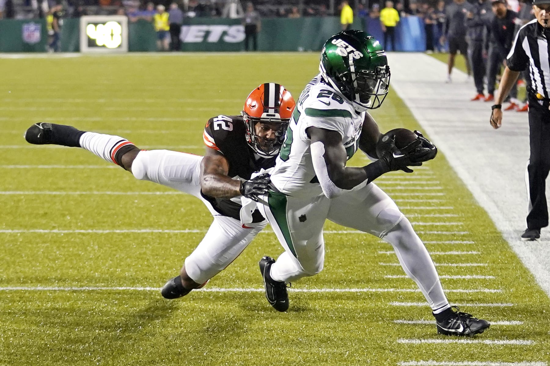 Lights go out during second half of Jets-Browns Hall of Fame game