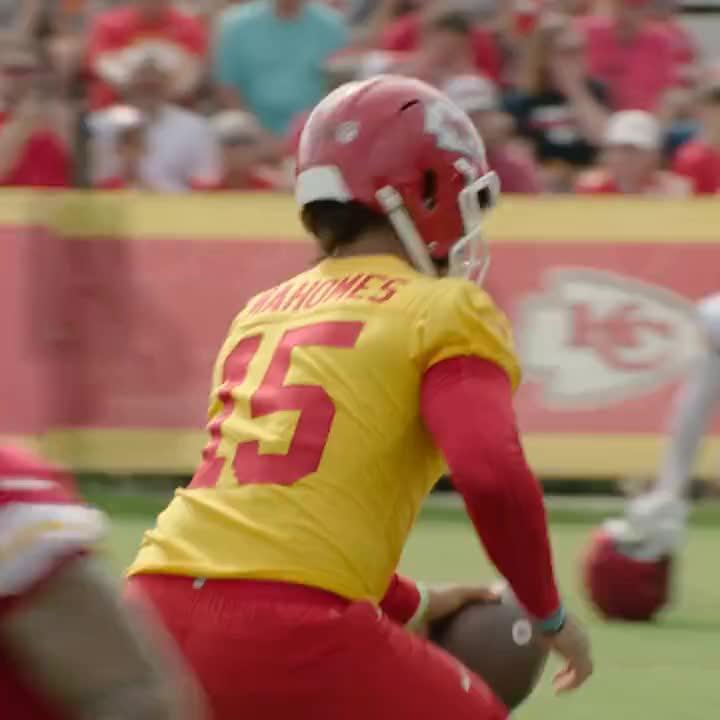 Patrick Mahomes Jokes Travis Kelce Touchdown & Impressing Taylor Swift –  Billboard