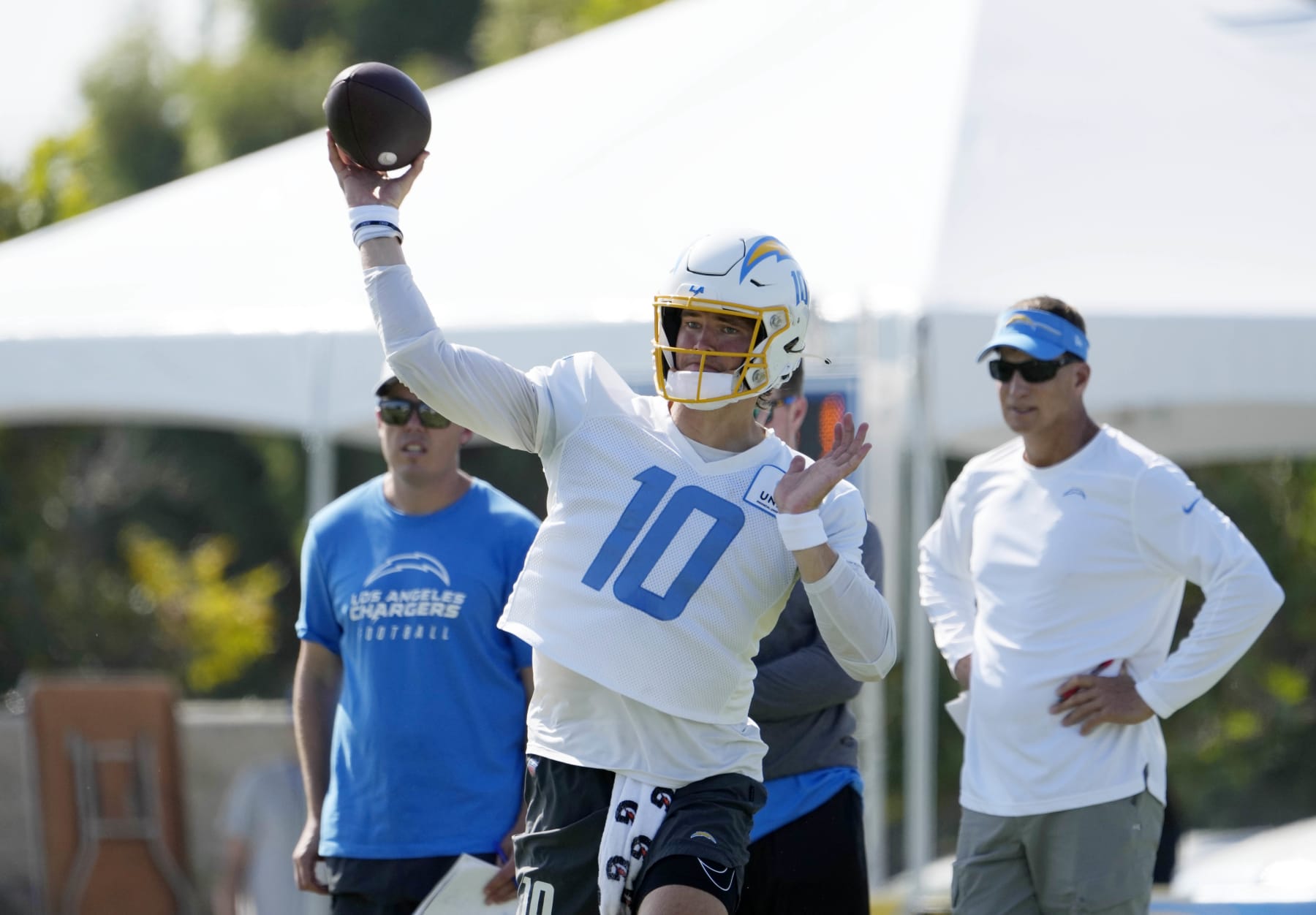 Chargers QB Justin Herbert suffers fractured left middle finger