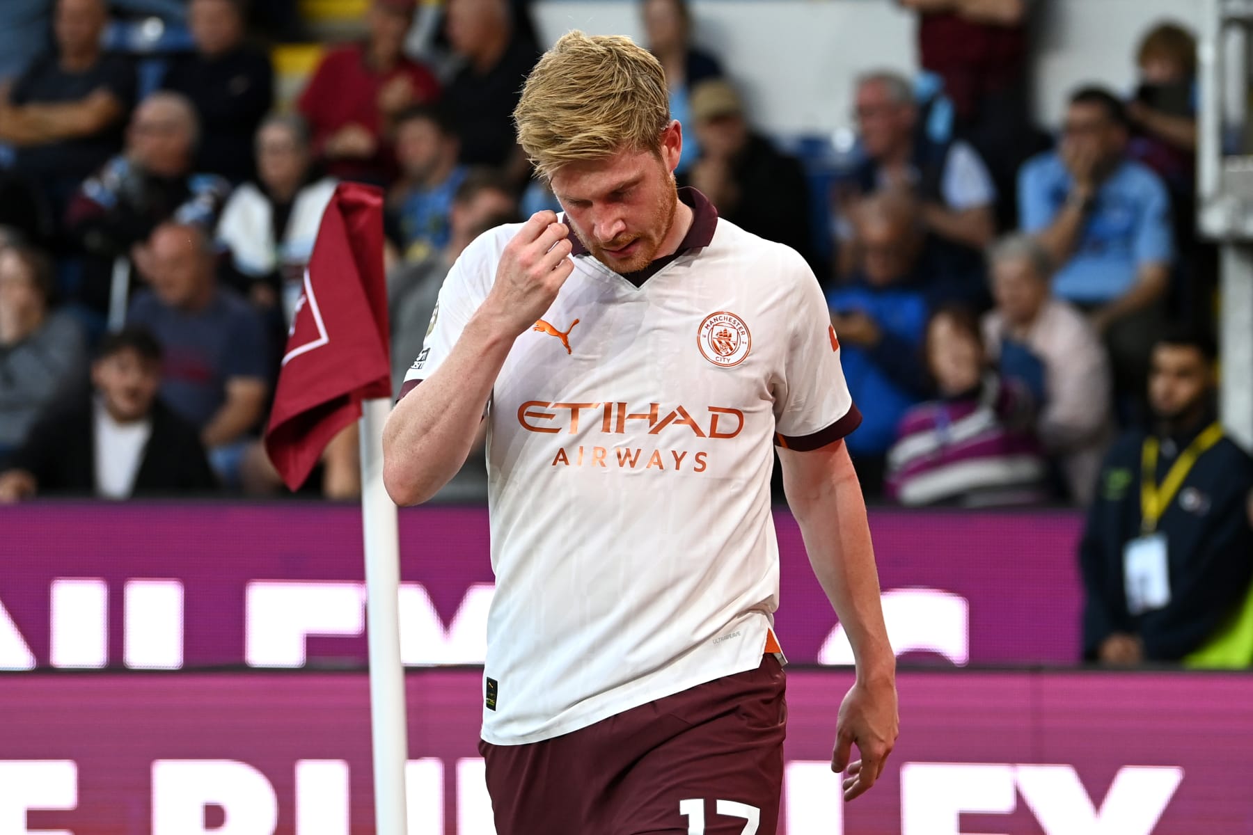 BURNLEY, ENGLAND - AUGUST 11: Kevin De Bruyne of Manchester City reacts after sustaining an injury during the Premier League match between Burnley FC and Manchester City at Turf Moor on August 11, 2023 in Burnley, England. (Photo by Michael Regan/Getty Images)