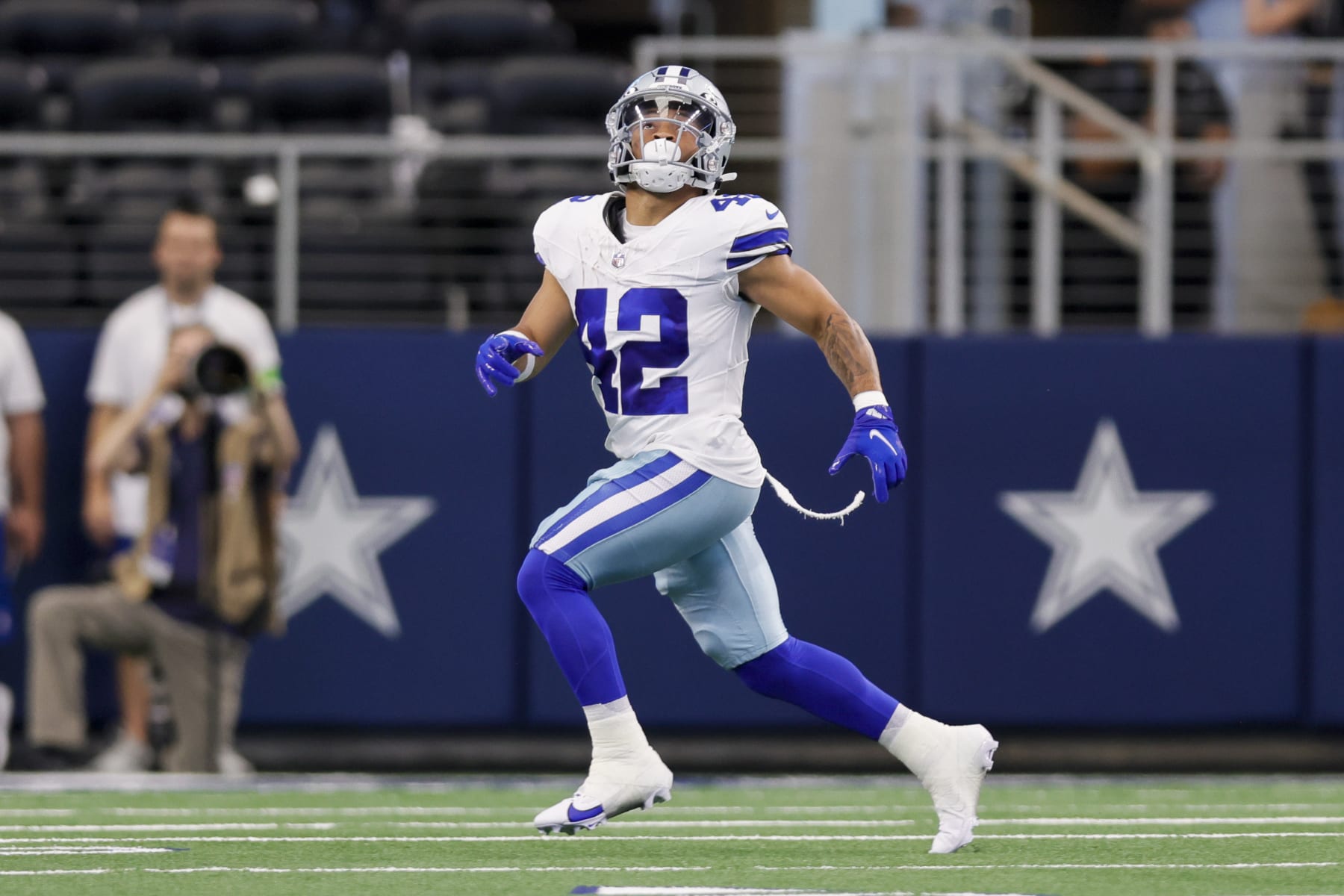 Deuce Vaughn 40 time: Comparing Cowboys RB's speed with Ezekiel
