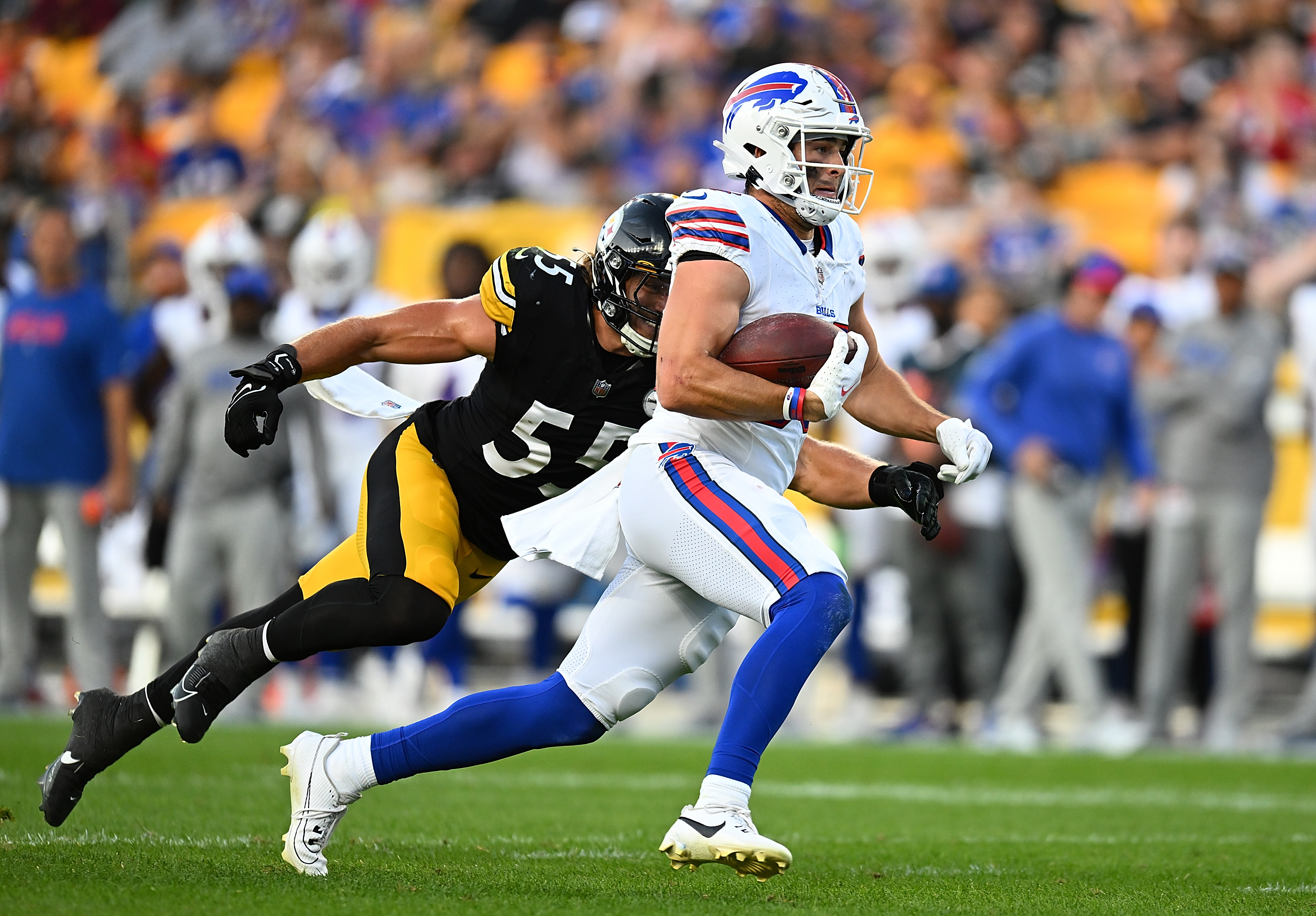 Pittsburgh, PA, USA. 15th Dec, 2019. Bills helmet during the Pittsburgh  Steelers vs Buffalo Bills at Heinz Field in Pittsburgh, PA. Jason  Pohuski/CSM/Alamy Live News Stock Photo - Alamy