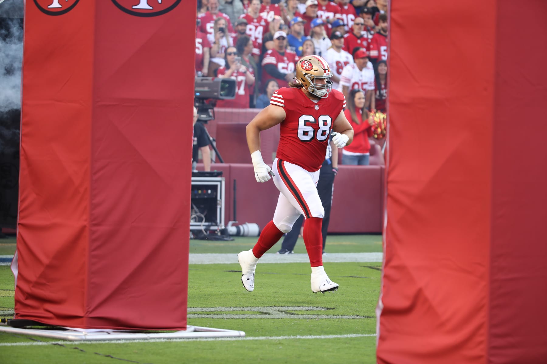 Base youth play football with 49ers pro athlete > Travis Air Force