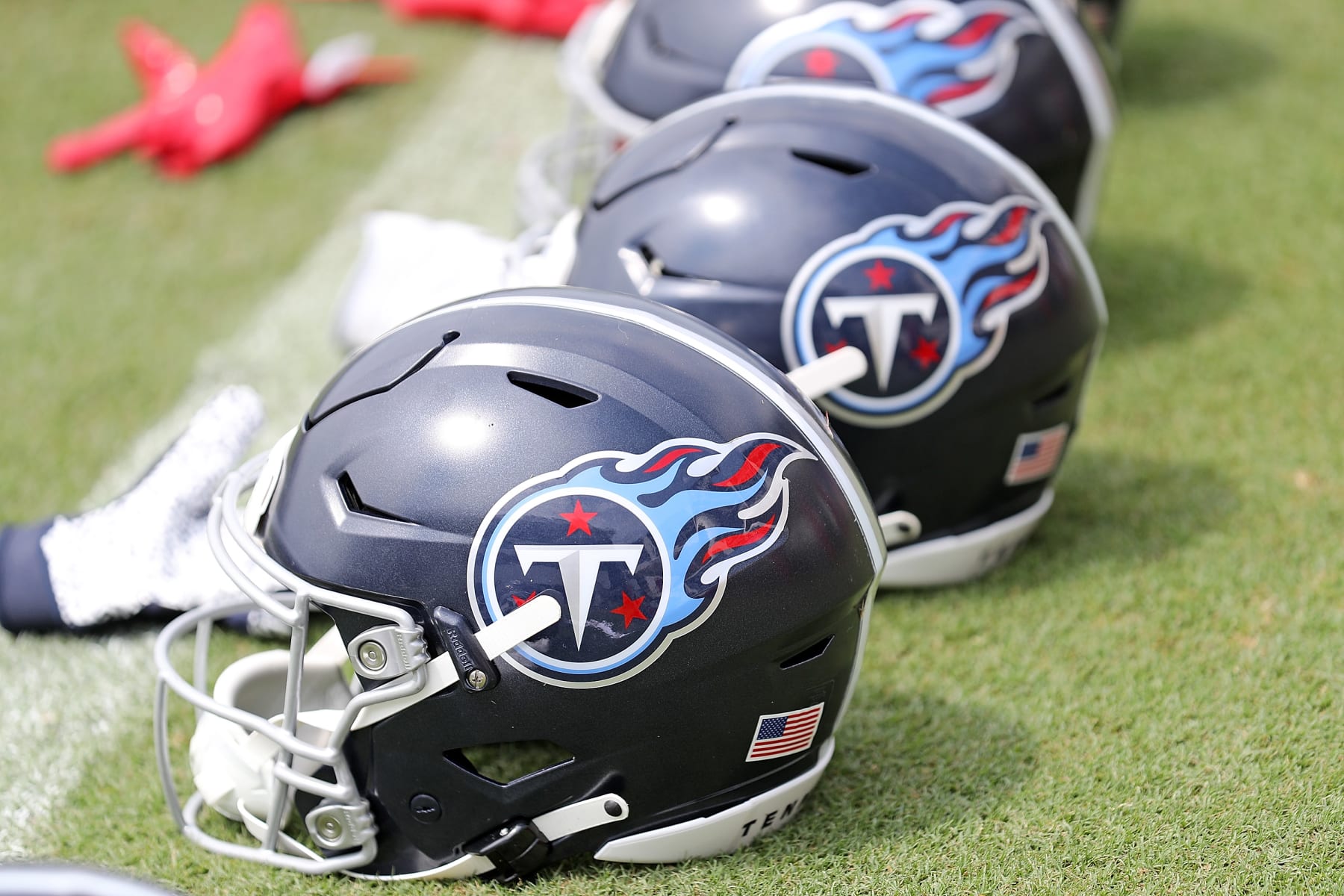 A Tennessee Titans football helmet during the NFL game between the Foto  di attualità - Getty Images