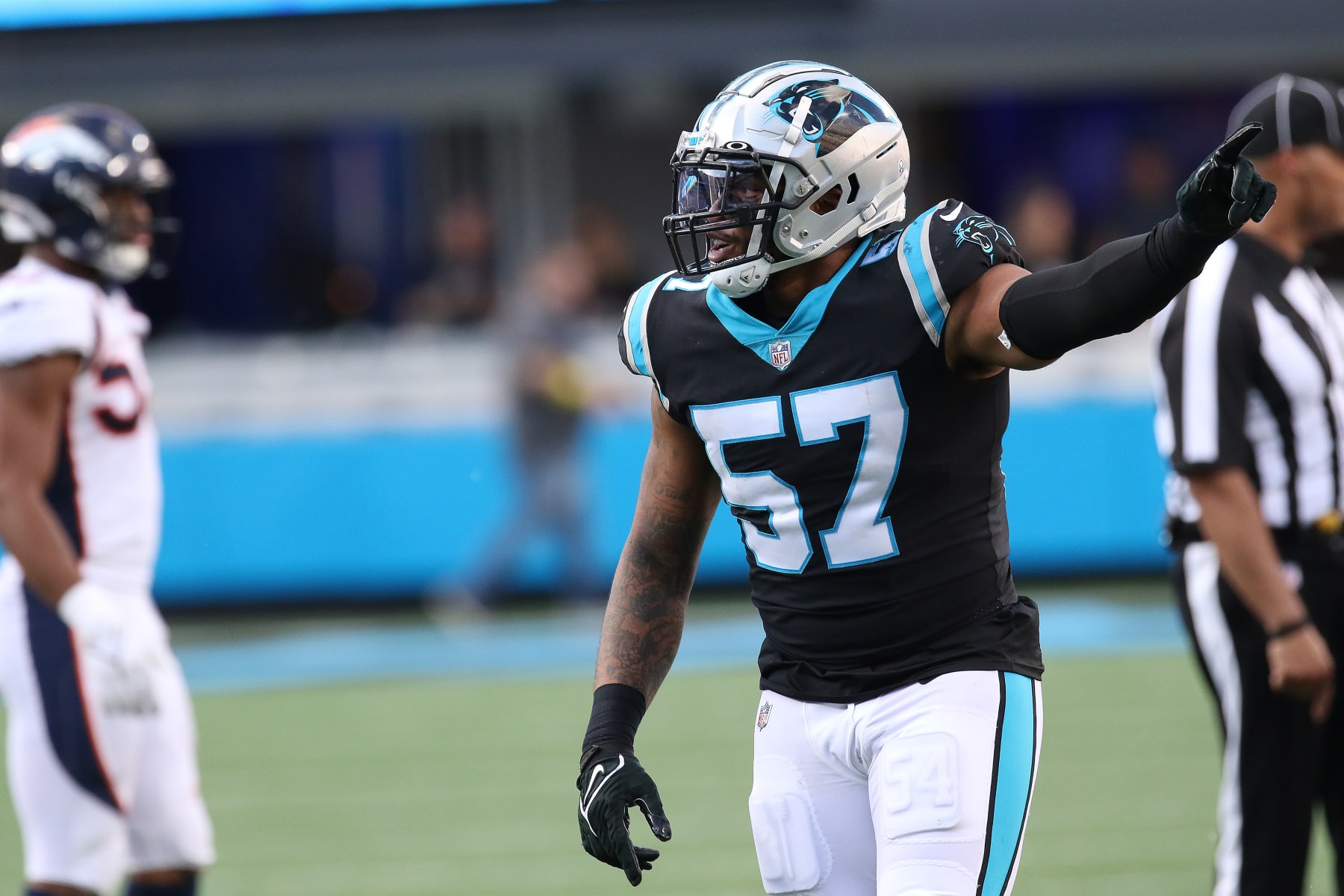 JACKSONVILLE, FL - JANUARY 07: Tennessee Titans running back Jonathan Ward  (33) runs with the ball during the game between the Tennessee Titans and  the Jacksonville Jaguars and the on January 7