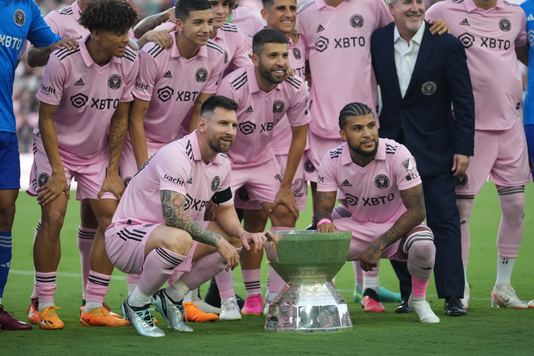 FORT LAUDERDALE, FL - AUGUST 30: Inter Miami forward Lionel Messi (10) and teammates pose with the Leagues Trophy before the game between Nashville SC and Inter Miami on Wednesday, August 30, 2023, DRV PNK Stadium, Fort Lauderdale, Fla. (Photo by Peter Joneleit/Icon Sportswire via Getty Images)