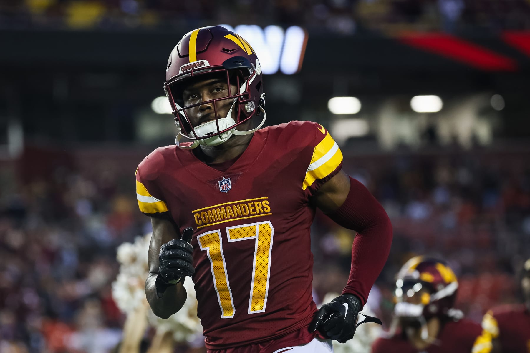 Washington Redskins wide receiver Terry McLaurin (17) hauls in a