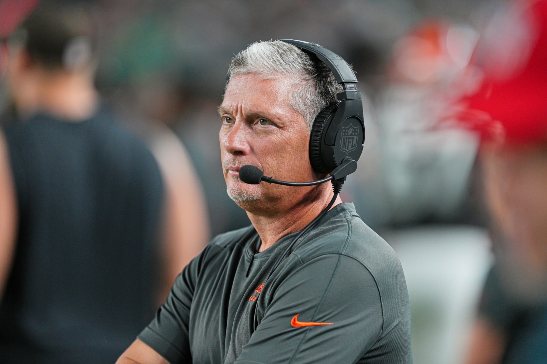PHILADELPHIA, PA - AUGUST 17: Cleveland Browns defensive coordinator Jim Schwartz looks on during the preseason game between the Cleveland Browns and the Philadelphia Eagles on August 17, 2023, at Lincoln Financial Field in Philadelphia, PA. (Photo by Andy Lewis/Icon Sportswire via Getty Images) PHILADELPHIA, PA - AUGUST 17: Cleveland Browns defensive coordinator Jim Schwartz looks on during the preseason game between the Cleveland Browns and the Philadelphia Eagles on August 17, 2023, at Lincoln Financial Field in Philadelphia, PA. (Photo by Andy Lewis/Icon Sportswire via Getty Images)