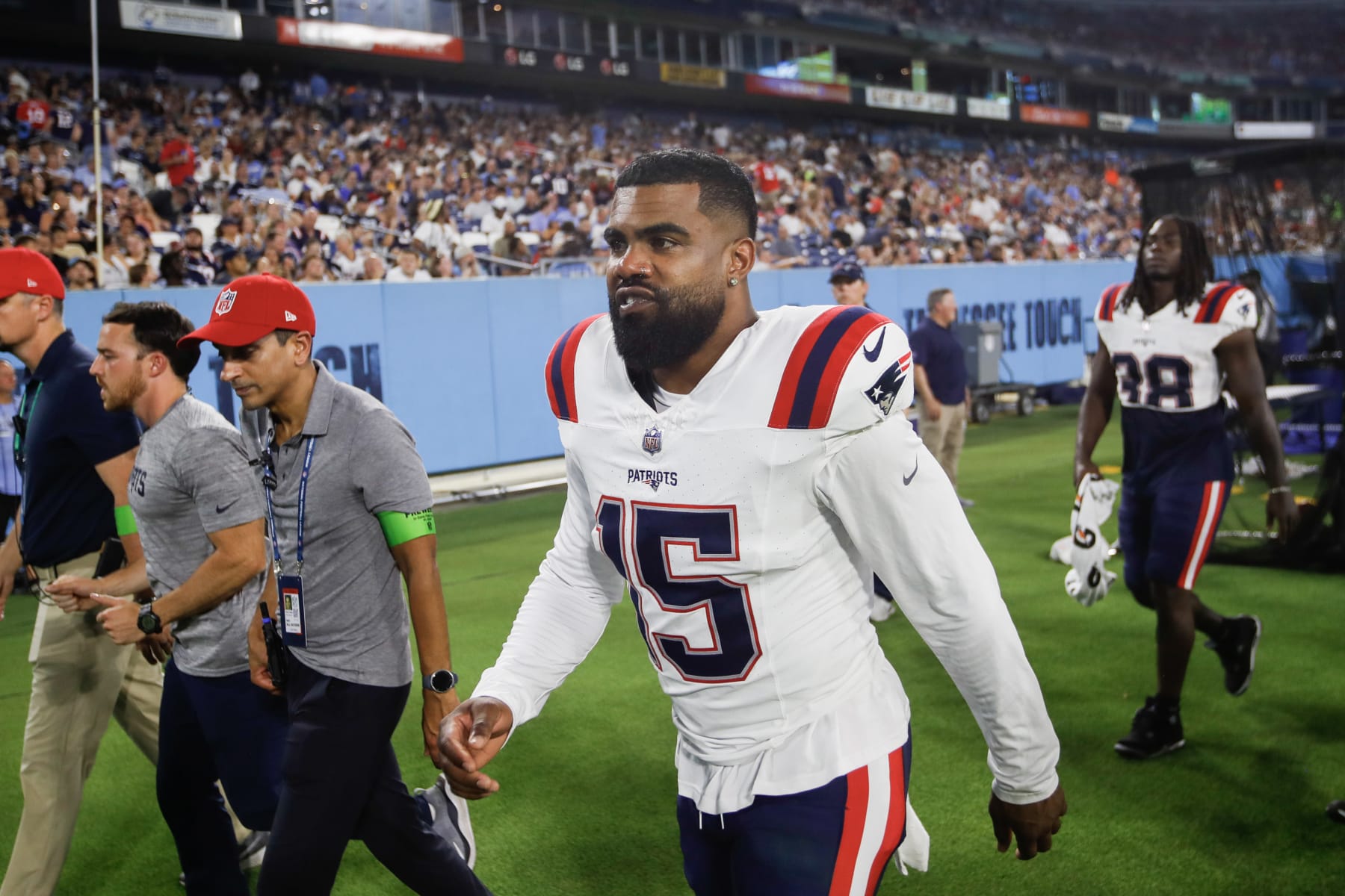 Ezekiel Elliott flexes new one-of-a-kind reversible diamond chain