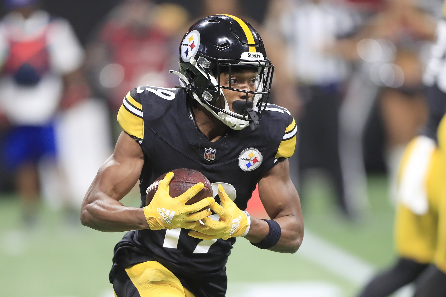 Jaylen Warren of the Pittsburgh Steelers warms up prior to the