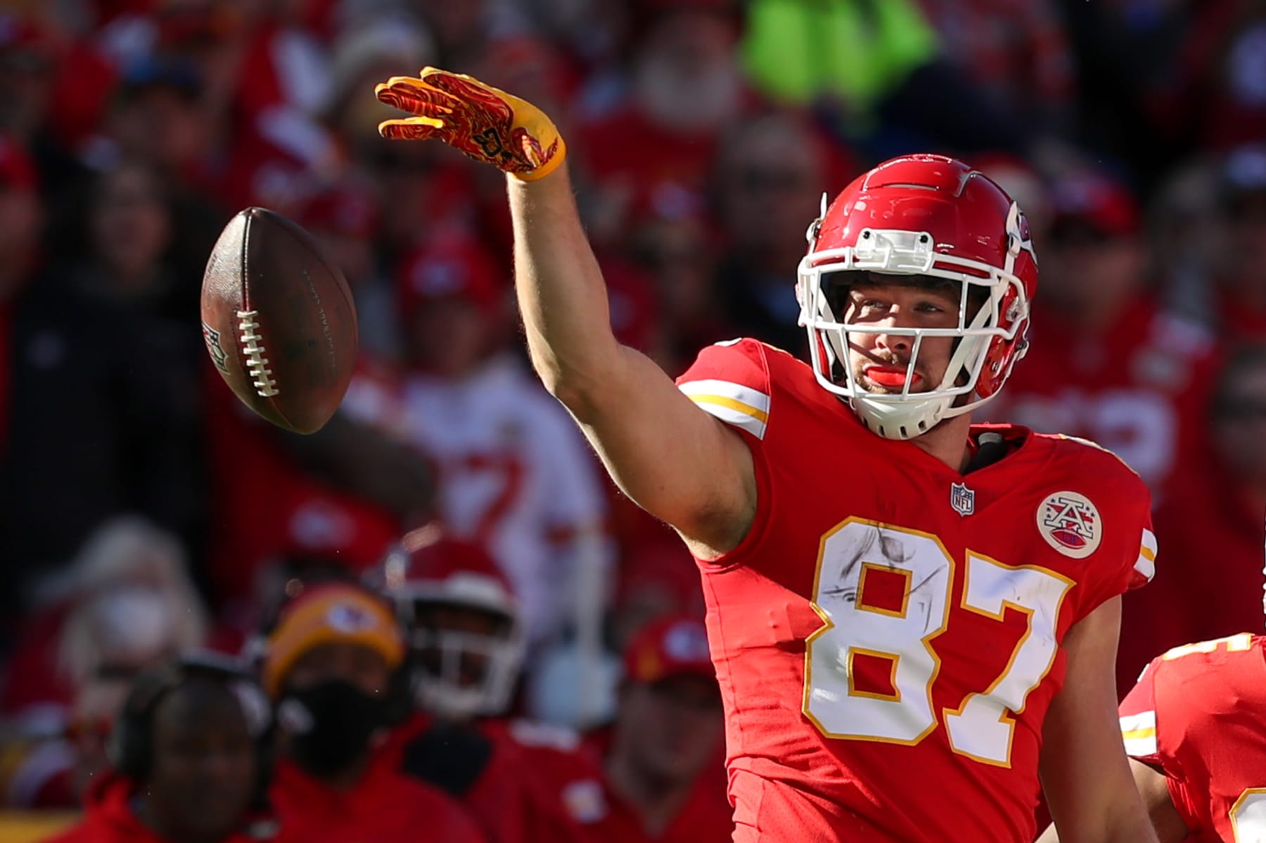 Travis Kelce Jersey Sales Officially Surpass Patrick Mahomes After Taylor  Swift Appearance