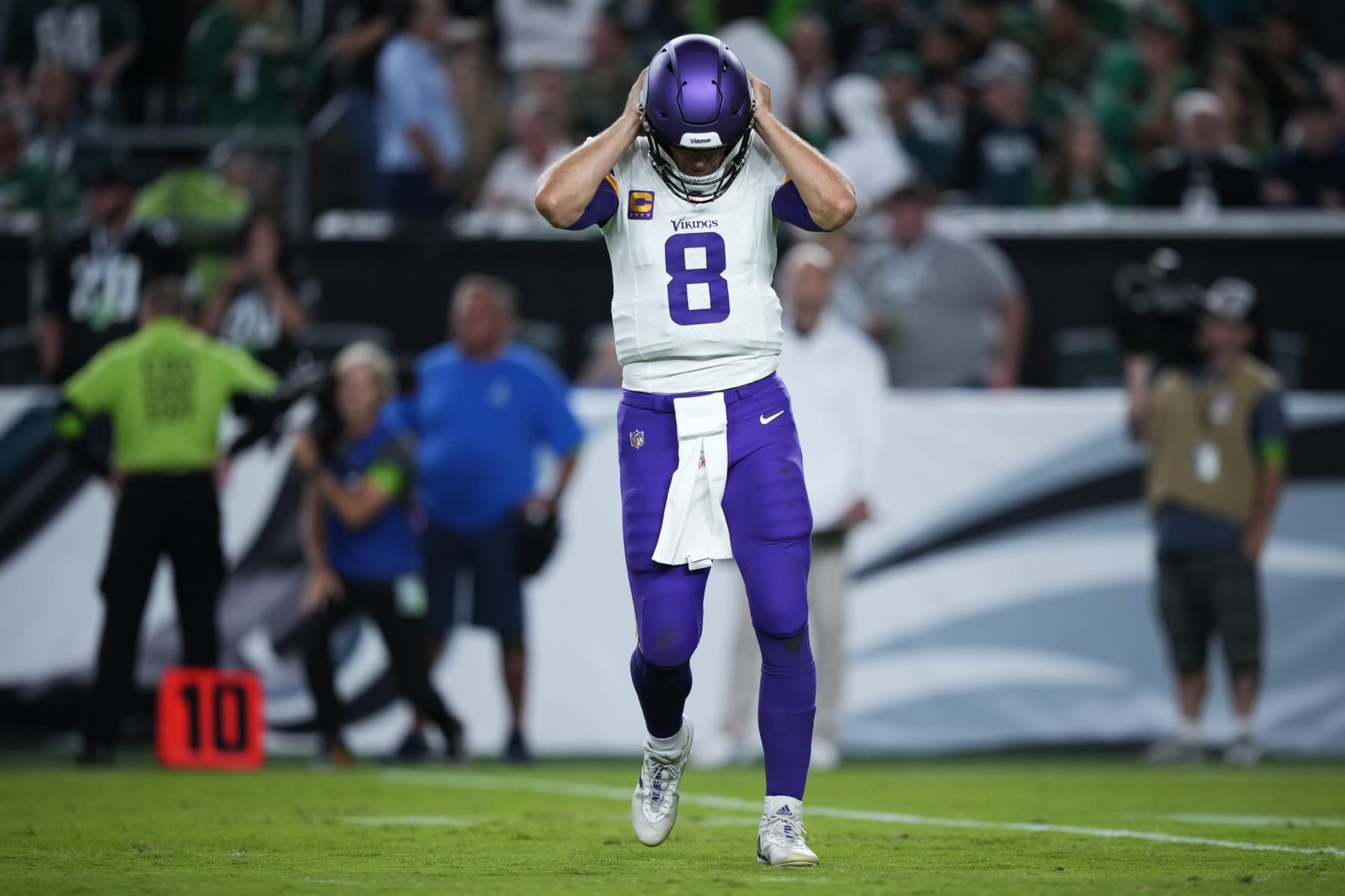Cousins, Jefferson couldn't get on same page in Vikings' loss to Eagles  North News - Bally Sports
