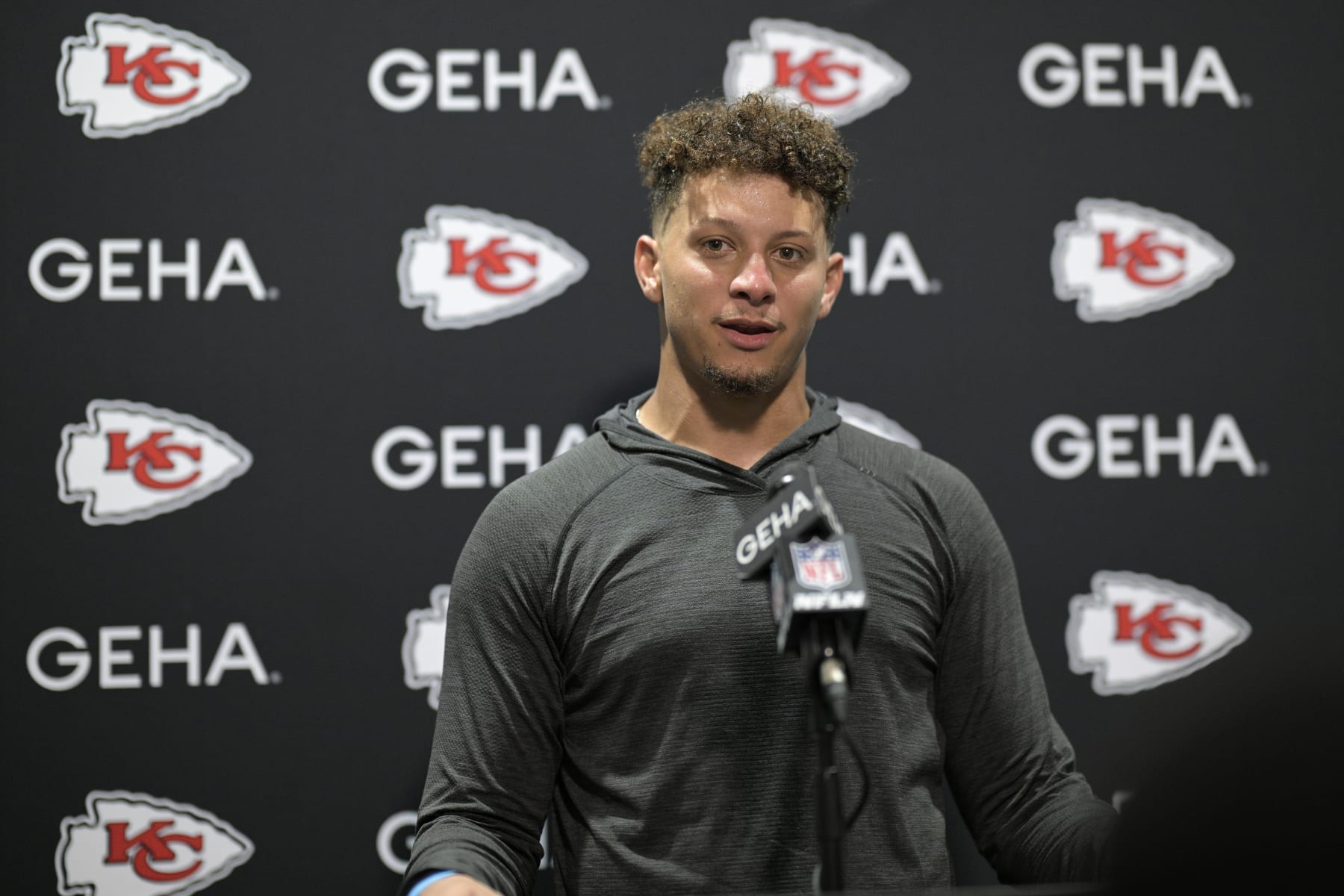 In Photos: Patrick Mahomes presents Yankees legend Derek Jeter with  archived photo of pair on the baseball field