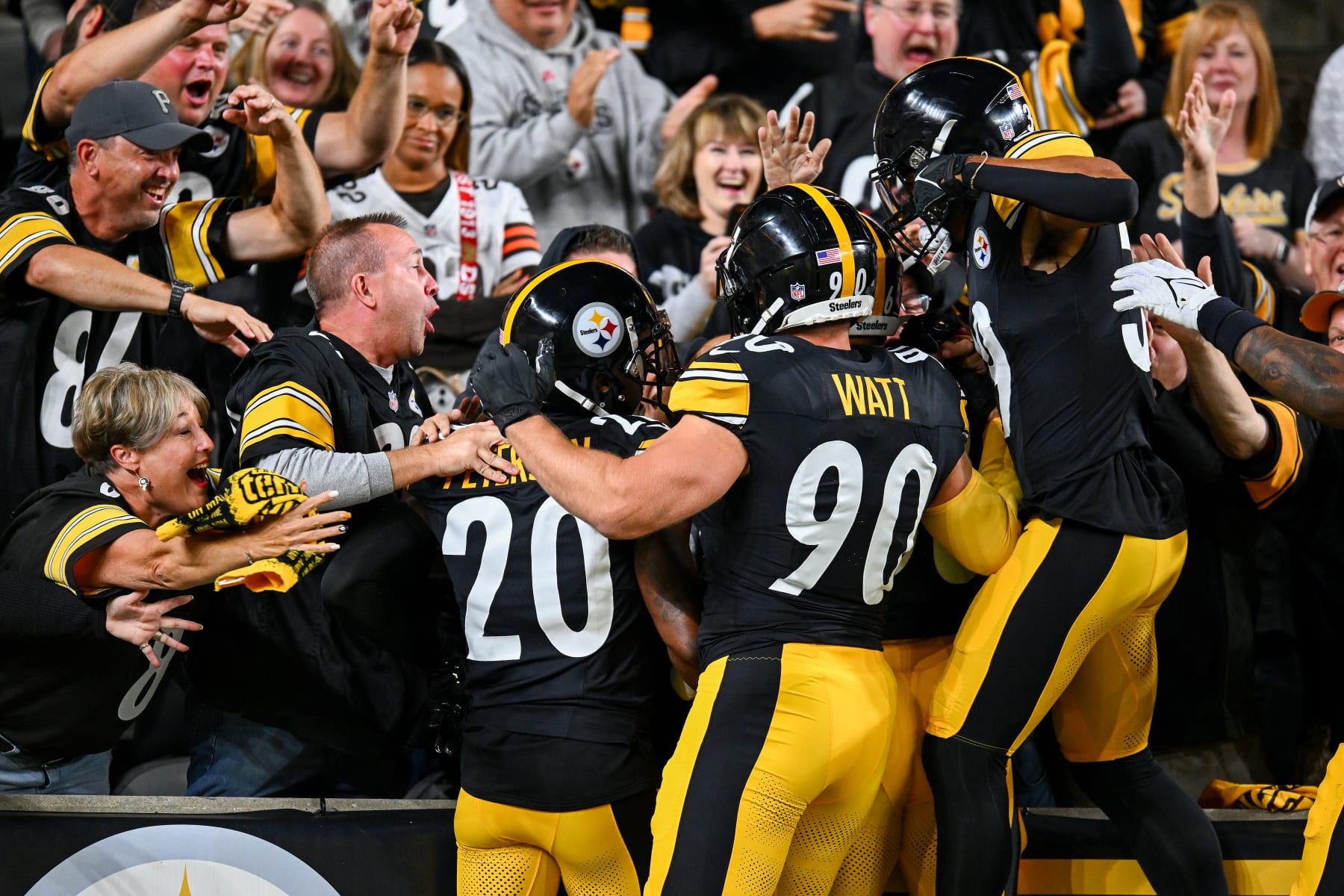 PITTSBURGH, PENNSYLVANIA - SEPTEMBER 18: Alex Highsmith #56 of the Pittsburgh Steelers celebrates with his teammates and fans after scoring a touchdown on an interception against the Cleveland Browns during the first quarter at Acrisure Stadium on September 18, 2023 in Pittsburgh, Pennsylvania. (Photo by Joe Sargent/Getty Images)