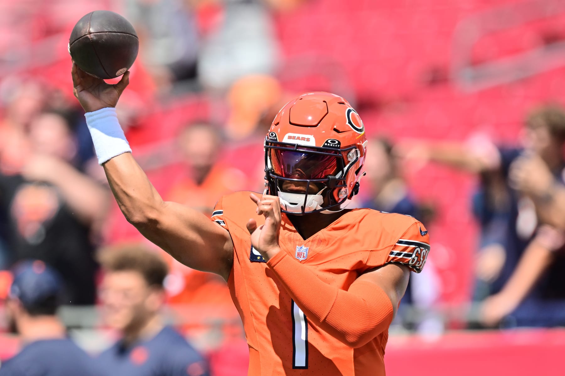 Justin Fields struggles again as Bears ride run game to win