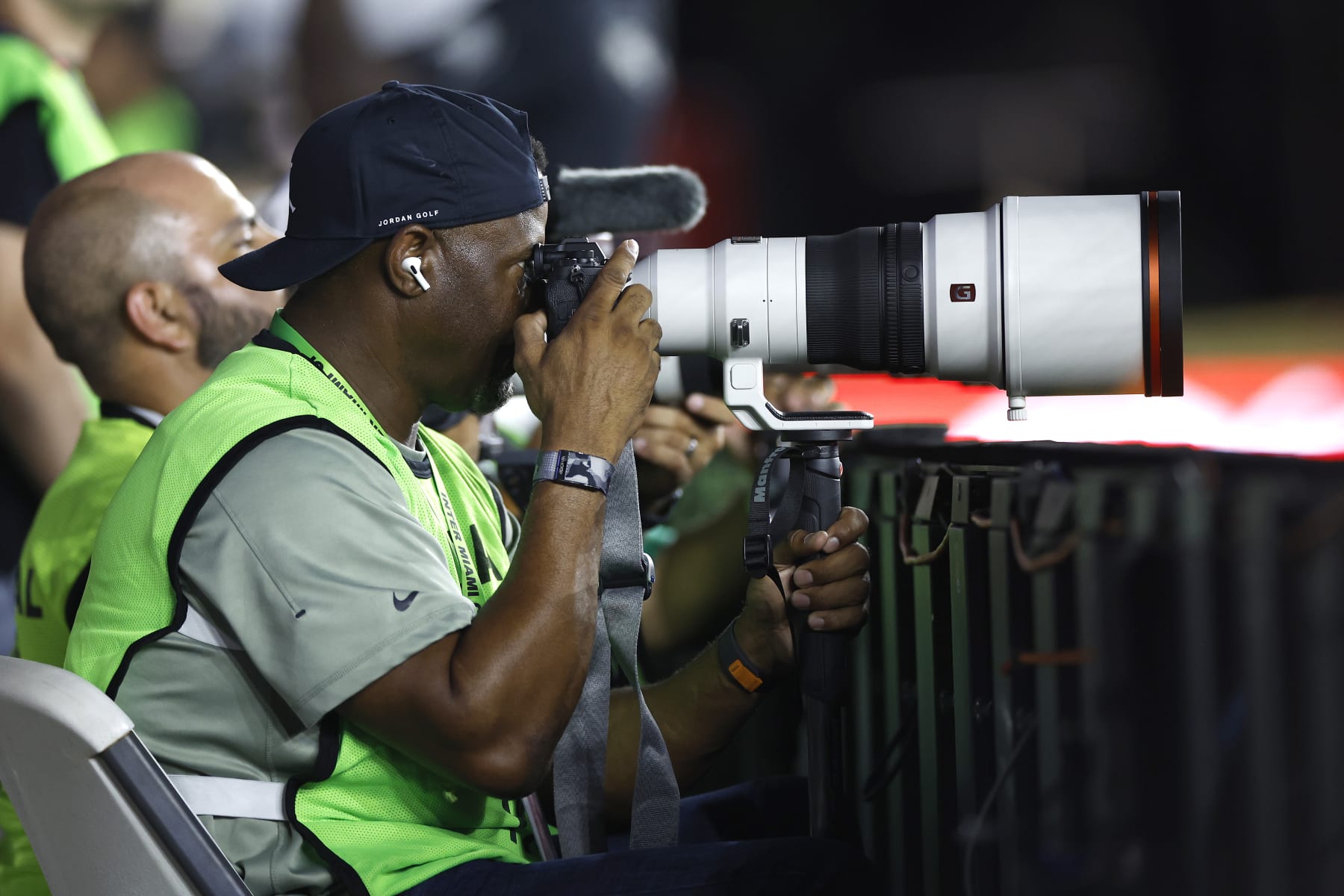 Ken Griffey Jr. Is a photographer at the Arizona Cardinals game : r/baseball