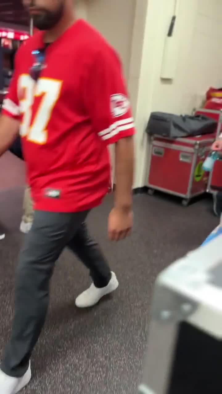 Travis Kelce Jersey Sales Officially Surpass Patrick Mahomes After Taylor  Swift Appearance