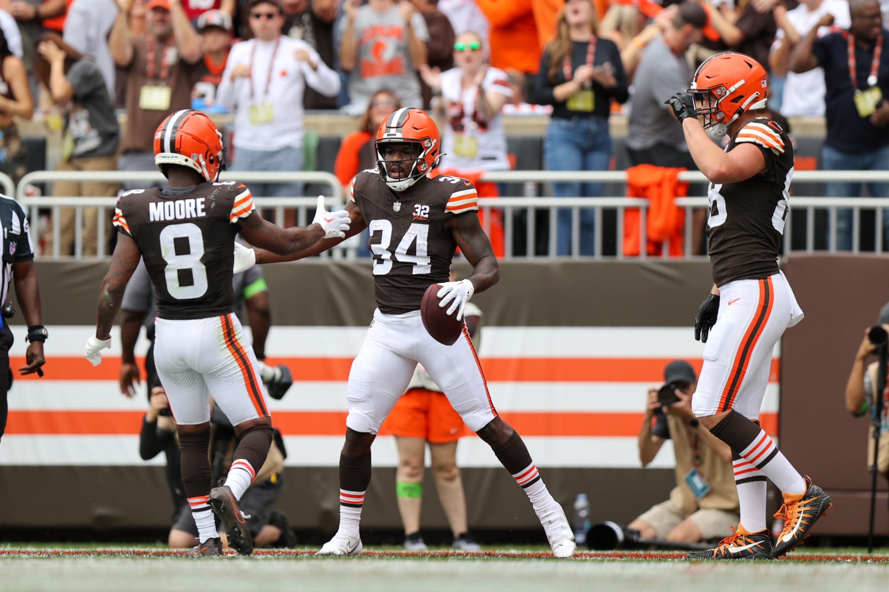 Cleveland Browns running back Jerome Ford (34) runs the ball