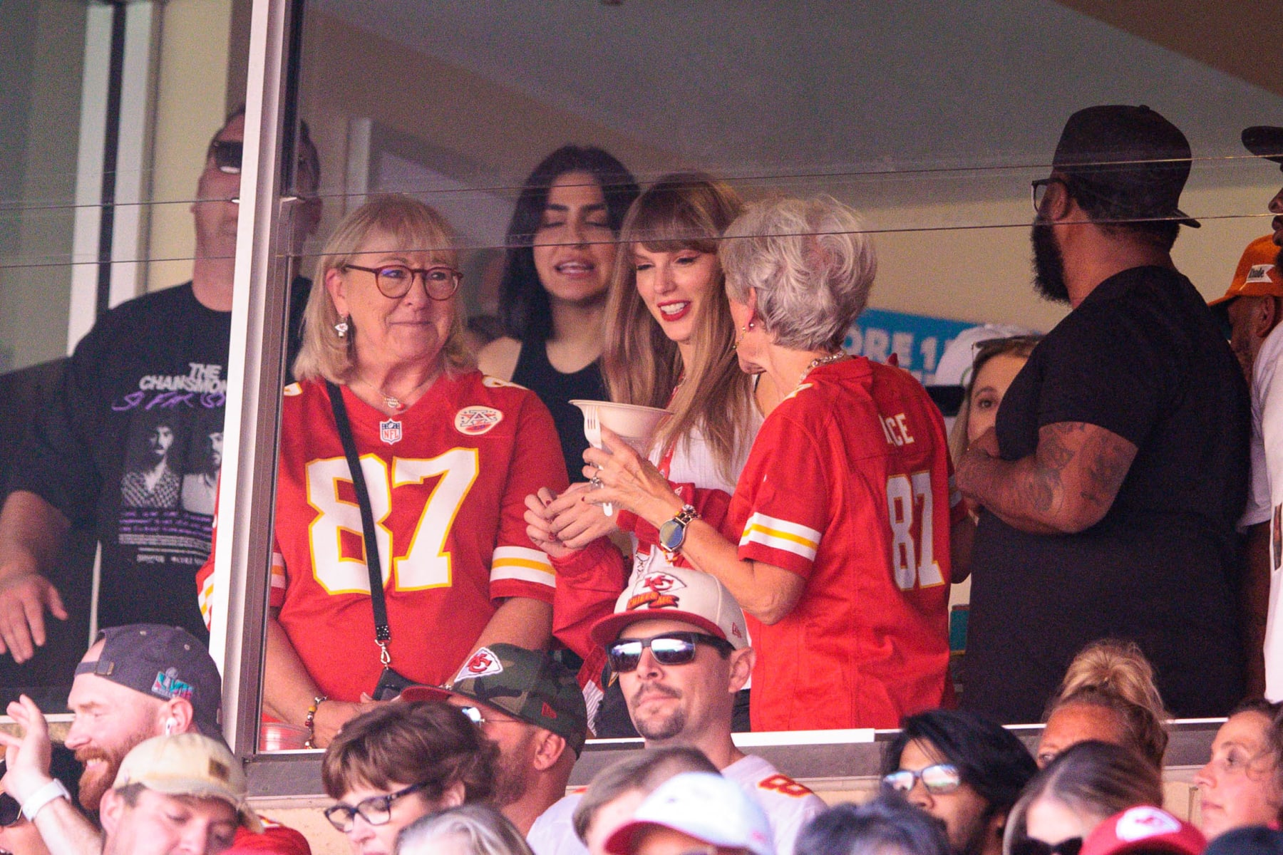 Travis Kelce Jersey Sales Spike Amid Taylor Swift Dating Rumors