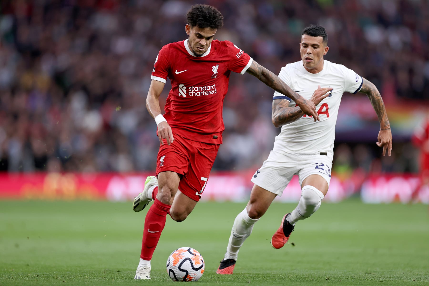 LONDON, ENGLAND - SEPTEMBER 30: Luis Diaz of Liverpool runs with the ball whilst under pressure from Pedro Porro of Tottenham Hotspur during the Premier League match between Tottenham Hotspur and Liverpool FC at Tottenham Hotspur Stadium on September 30, 2023 in London, England. (Photo by Ryan Pierse/Getty Images)