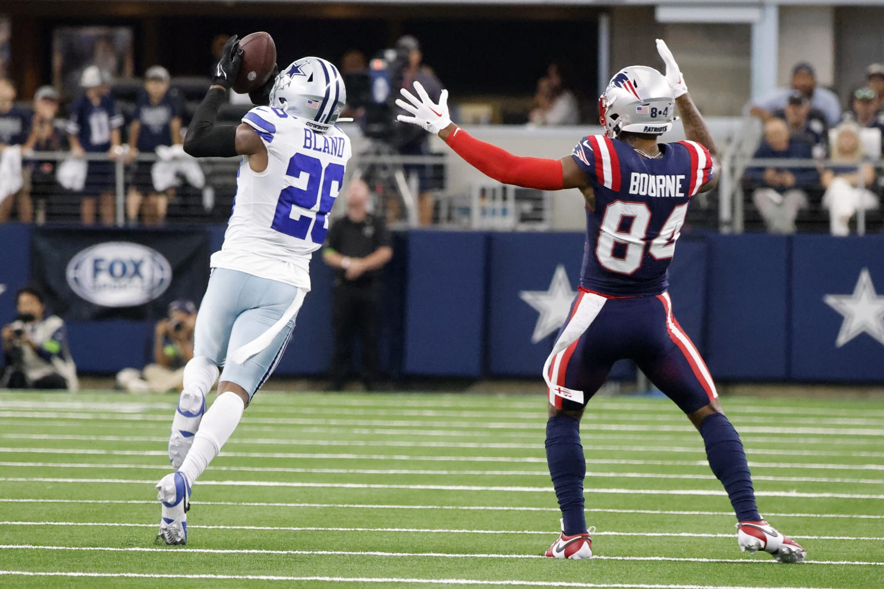 Photo: Ezekiel Elliott Has Reversible Chain With Cowboys, Patriots