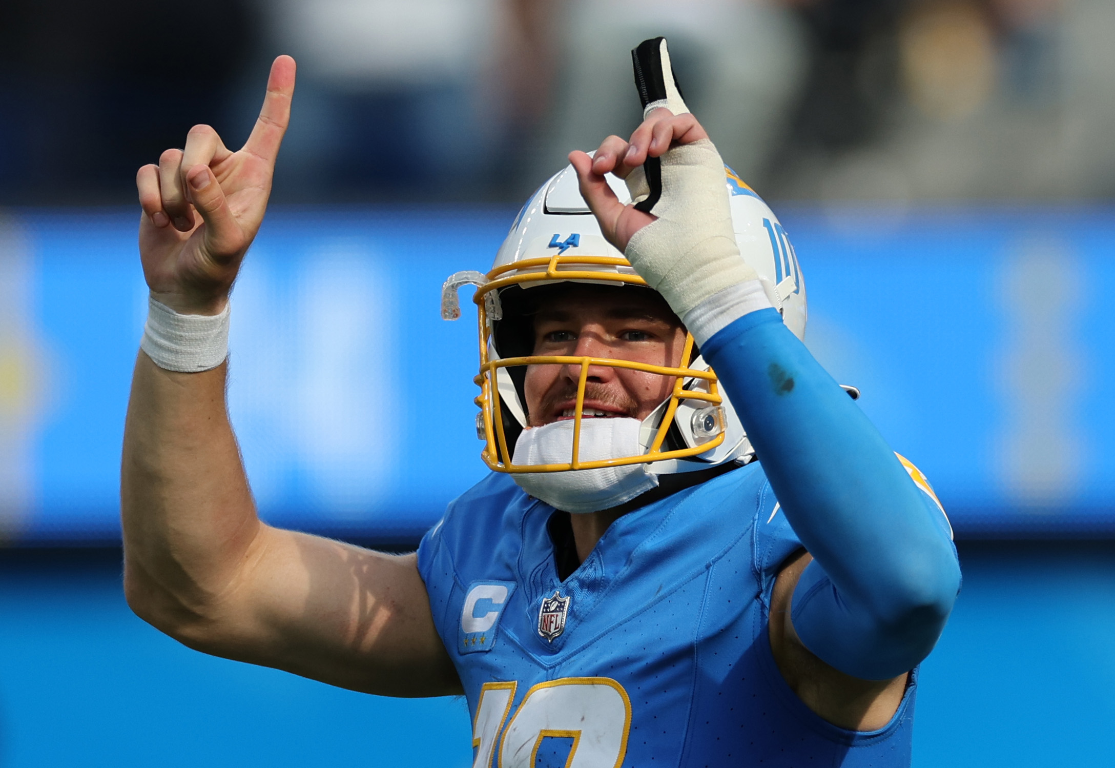 Chargers defeat Raiders 24-17