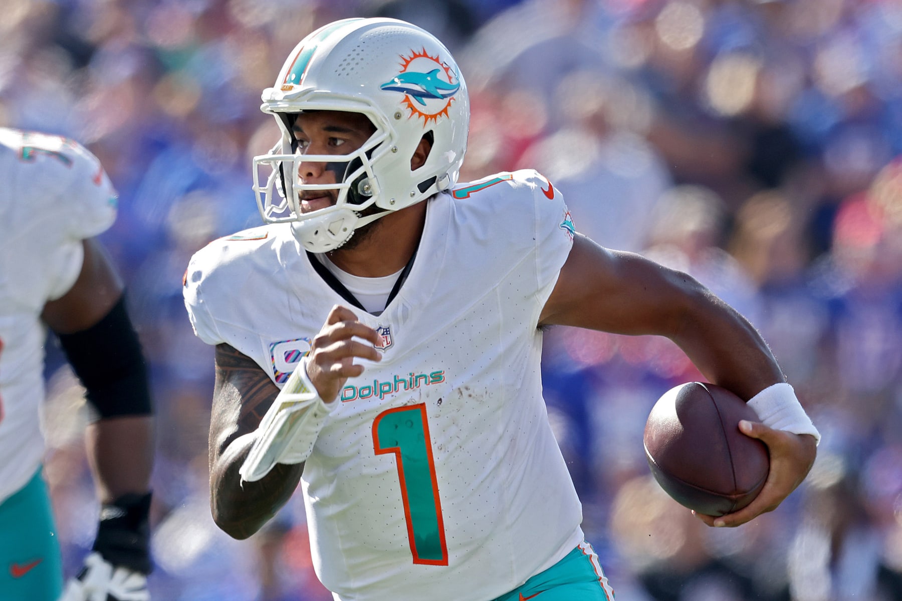 Raheem Mostert of the Miami Dolphins steps out of bounds short of the  News Photo - Getty Images