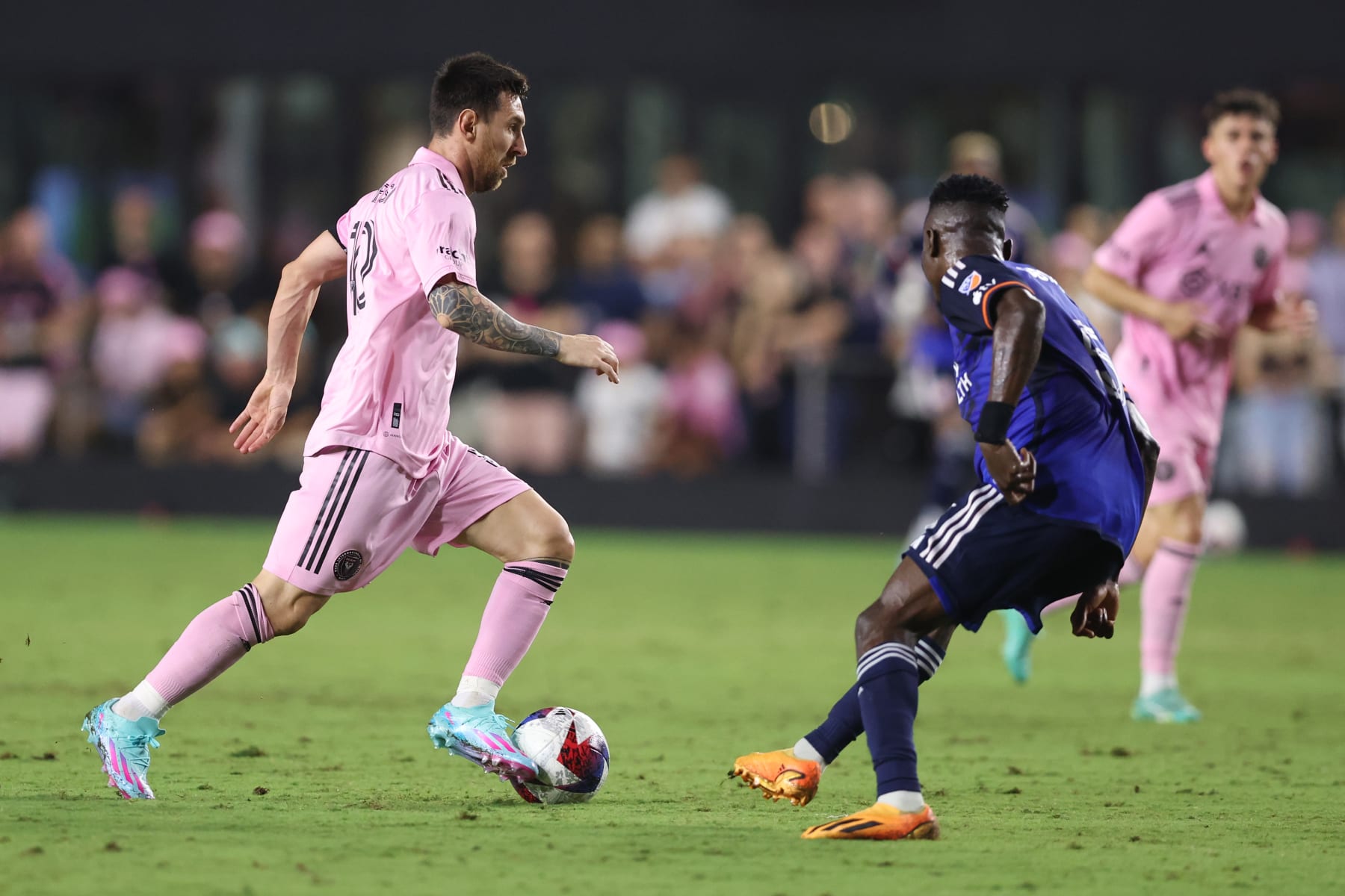 FORT LAUDERDALE, FLORIDA - OCTOBER 07: Lionel Messi #10 of Inter Miami CF controls the ball against the FC Cincinnati during the second half at DRV PNK Stadium on October 07, 2023 in Fort Lauderdale, Florida. (Photo by Megan Briggs/Getty Images)