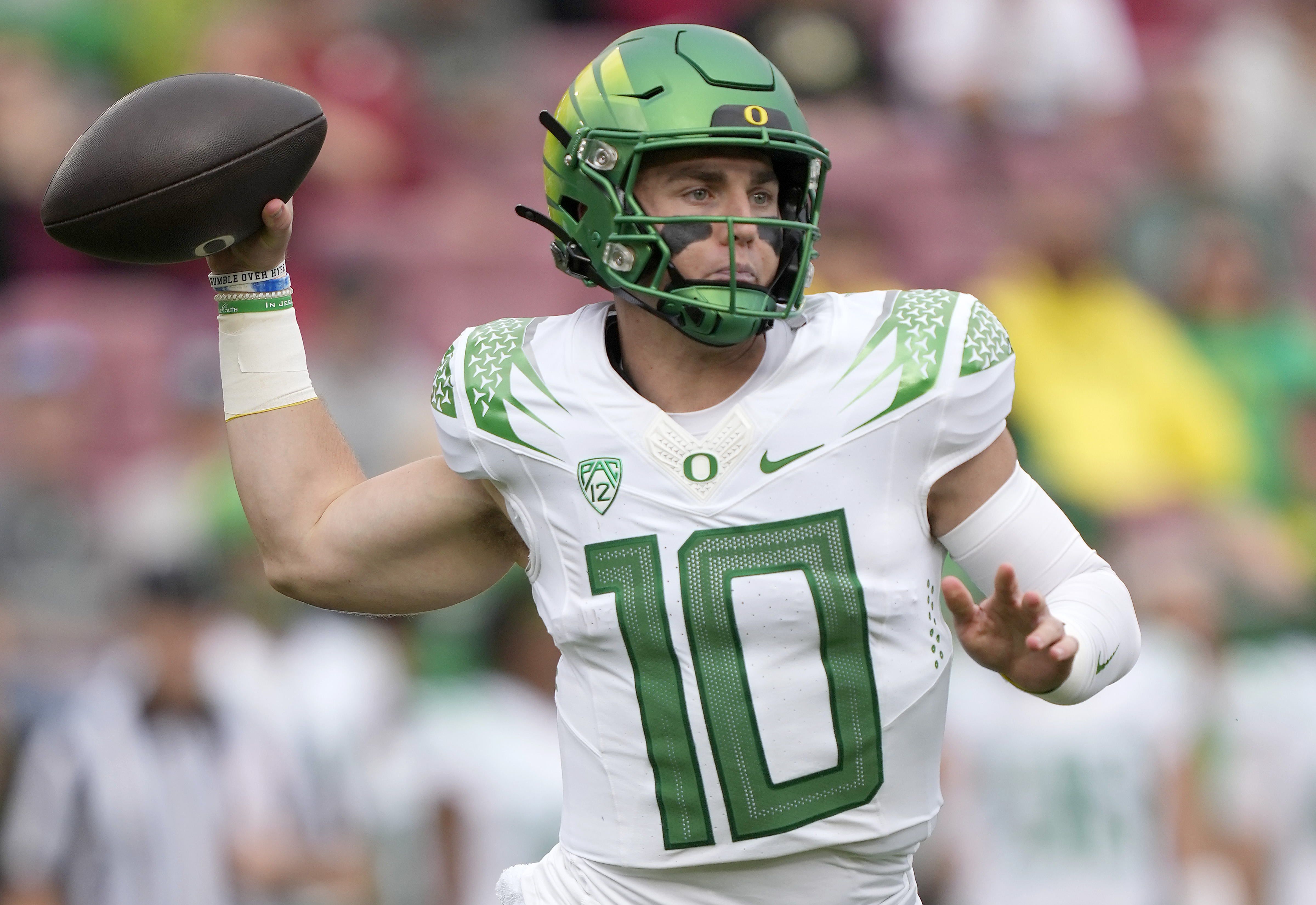 Watch: Oregon Ducks mascot takes field in cowboy hat, sunglasses