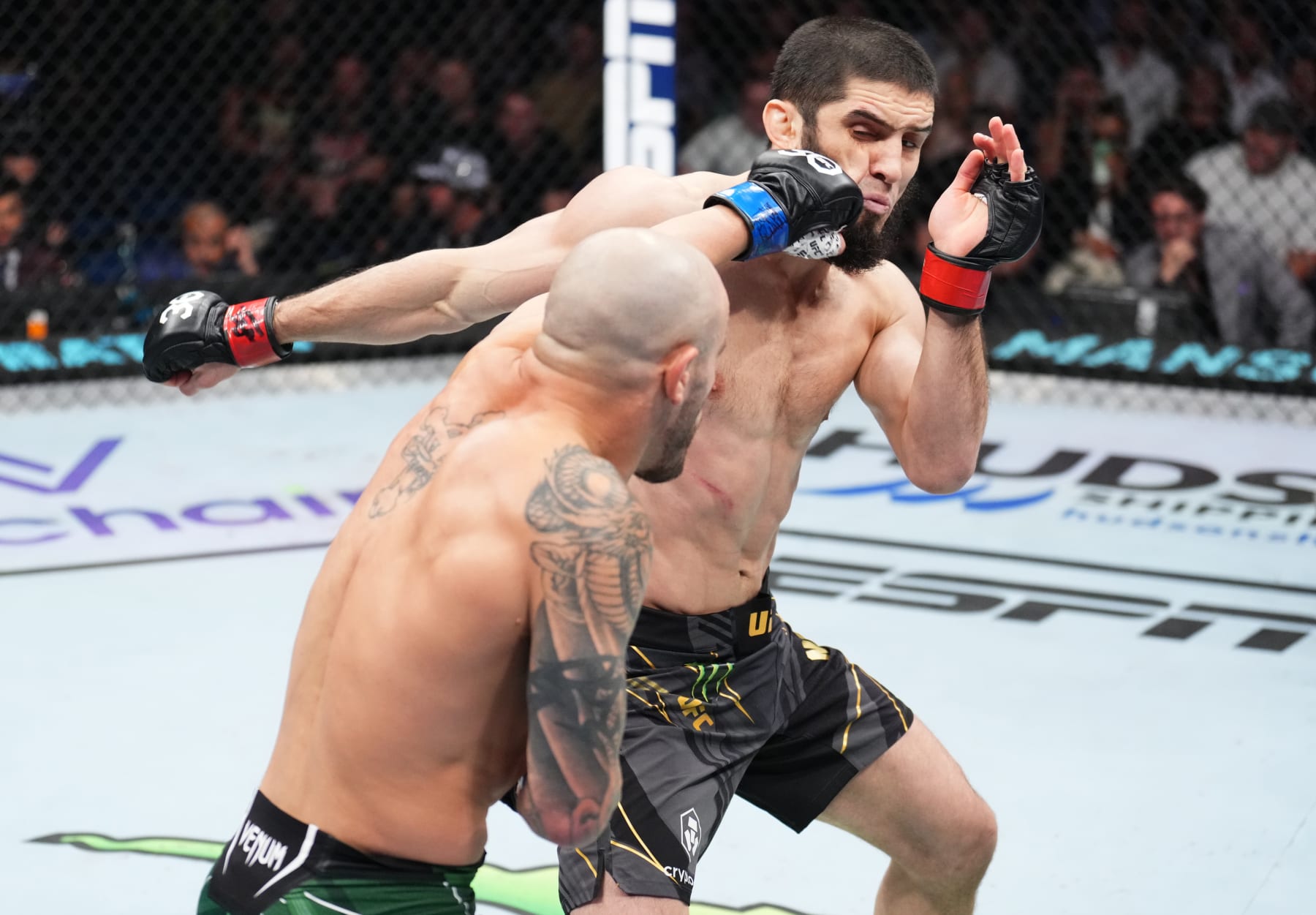 PERTH, AUSTRALIA - FEBRUARY 12: (L-R) Alexander Volkanovski of Australia punches Islam Makhachev of Russia in the UFC lightweight championship fight during the UFC 284 event at RAC Arena on February 12, 2023 in Perth, Australia. (Photo by Chris Unger/Zuffa LLC via Getty Images)