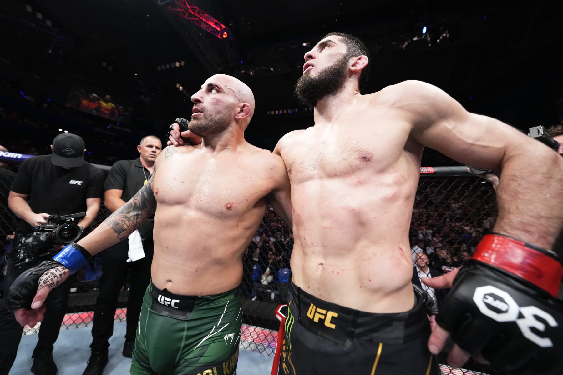 PERTH, AUSTRALIA - FEBRUARY 12: (R-L) Islam Makhachev of Russia and Alexander Volkanovski of Australia talk after their UFC lightweight championship fight during the UFC 284 event at RAC Arena on February 12, 2023 in Perth, Australia. (Photo by Chris Unger/Zuffa LLC via Getty Images)