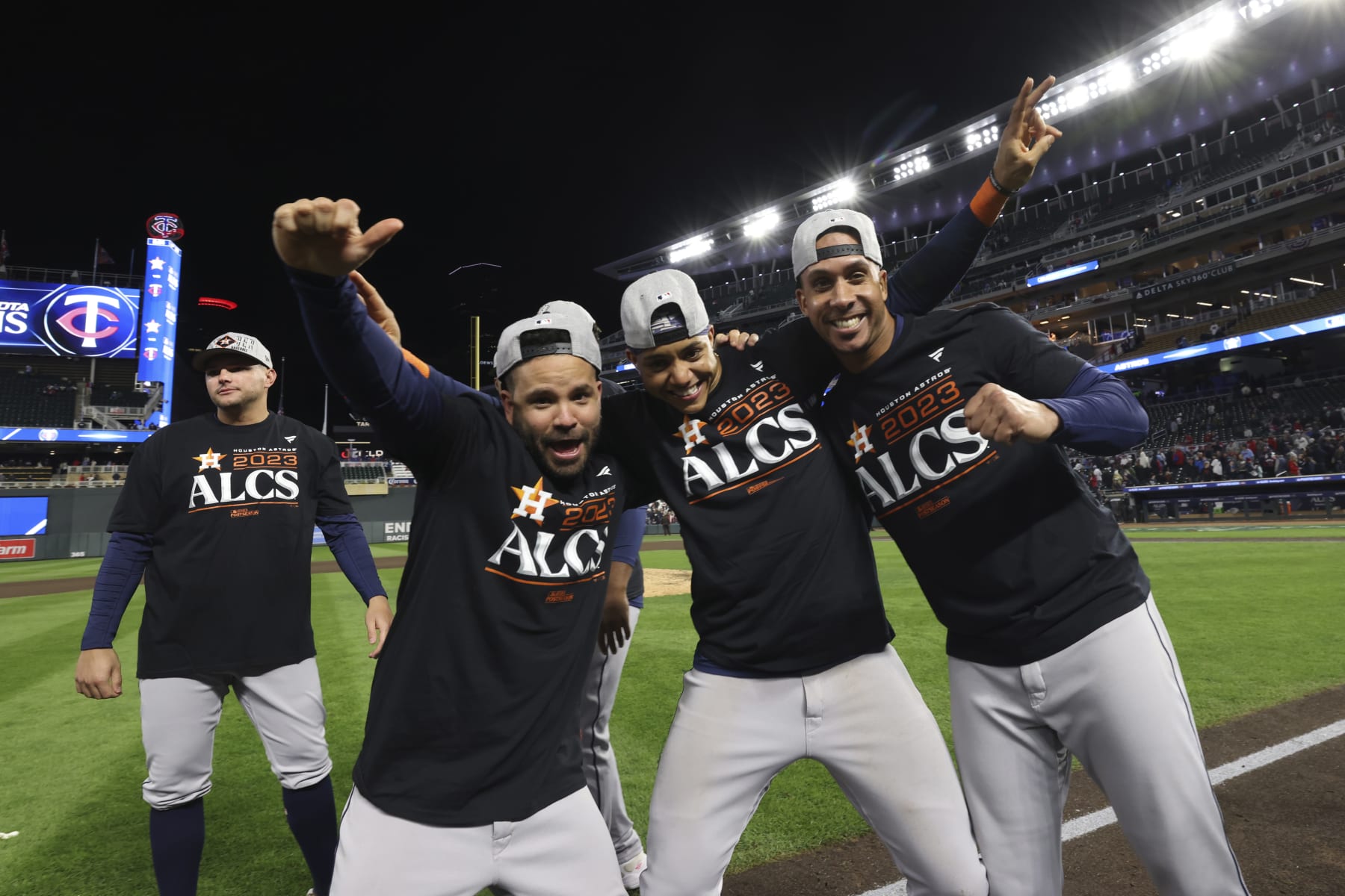Jugadores de los astros de Houston celebran en el campo después de derrotar y eliminar a los Mellizos de Minnesota en el Juego 4 de la Serie Divisional de la Liga Americana, el miércoles 11 de octubre de 2023, en Minneapolis. (AP Foto/Stacy Bengs) Jugadores de los astros de Houston celebran en el campo después de derrotar y eliminar a los Mellizos de Minnesota en el Juego 4 de la Serie Divisional de la Liga Americana, el miércoles 11 de octubre de 2023, en Minneapolis. (AP Foto/Stacy Bengs)