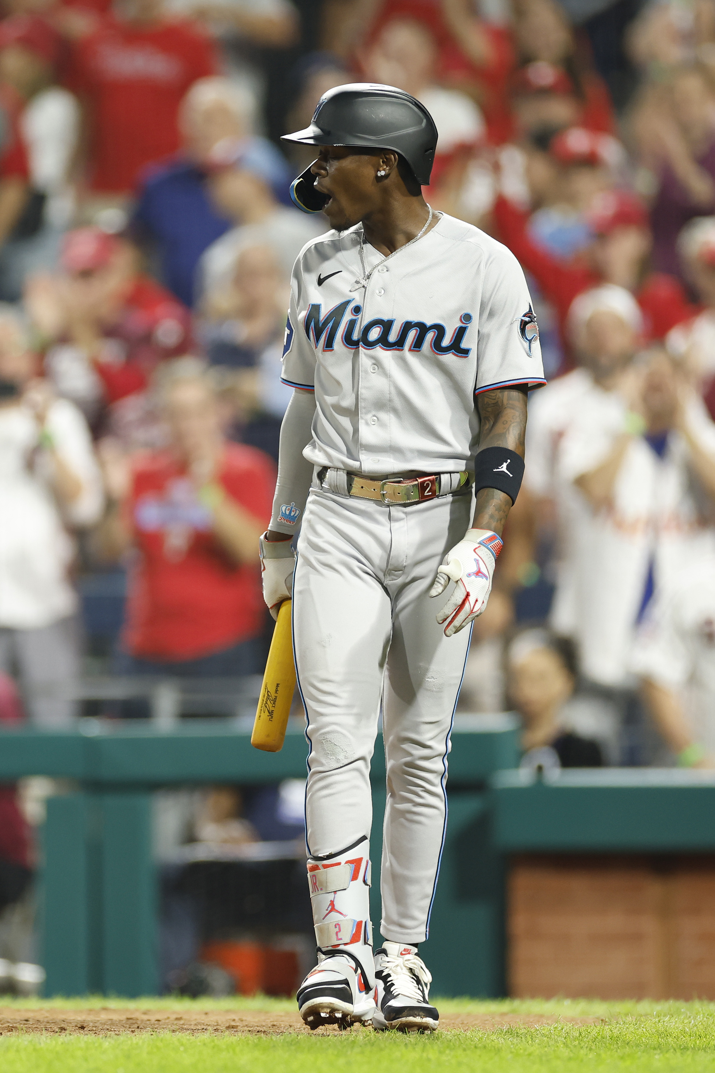 Miami Marlins catcher Miguel Olivo, right, talks to relief pitcher