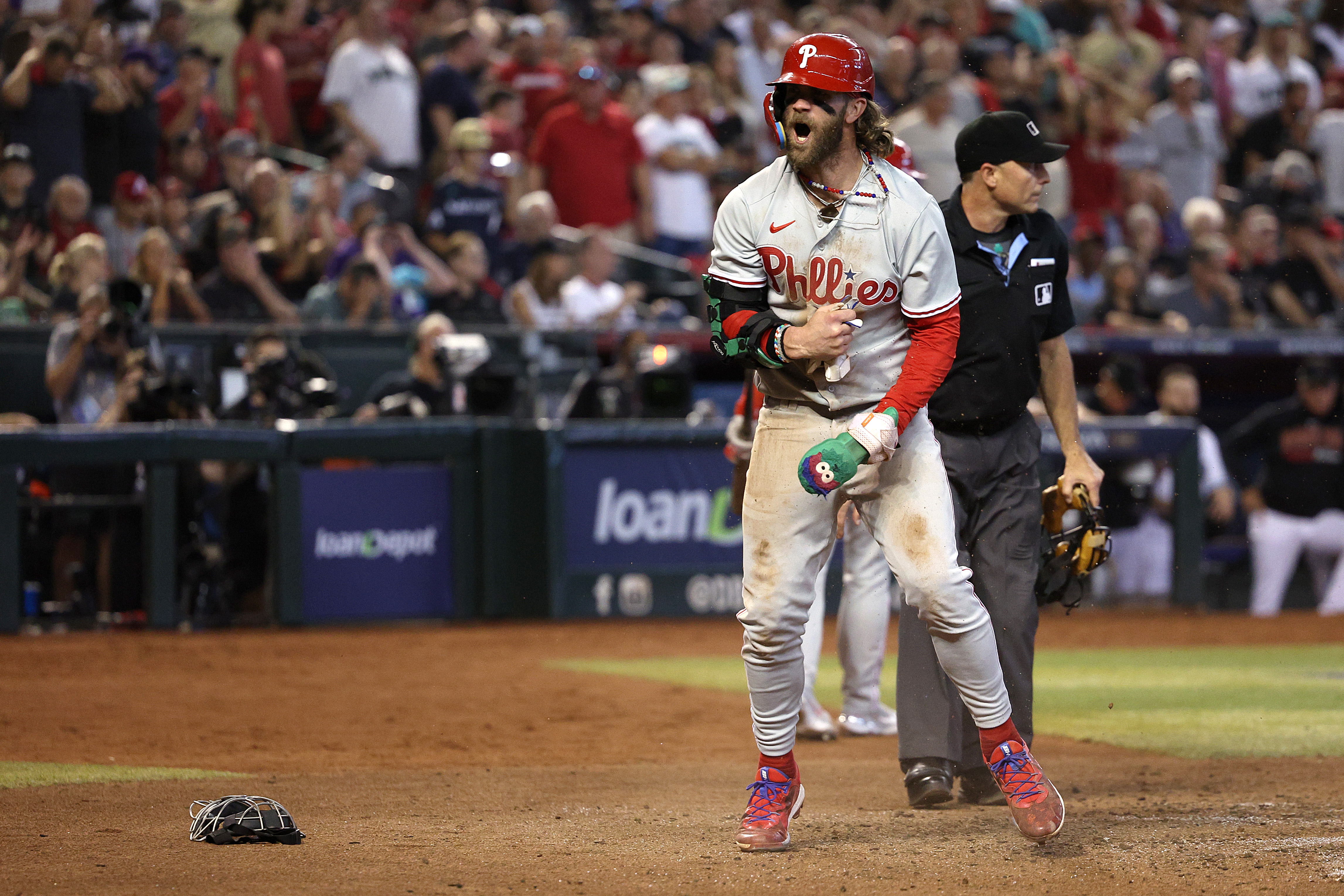 Bryce Harper's grand slam ends Phillies' walk-off win over Cubs
