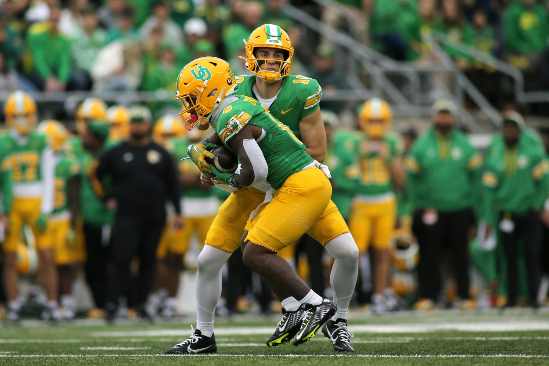 EUGENE, OREGON - OCTOBER 21: Bo Nix #10 of the Oregon Ducks hands off the ball to Bucky Irving #0 of the Oregon Ducks in their game against the Washington State Cougars at Autzen Stadium on October 21, 2023 in Eugene, Oregon. (Photo by Lydia Ely/Getty Images)